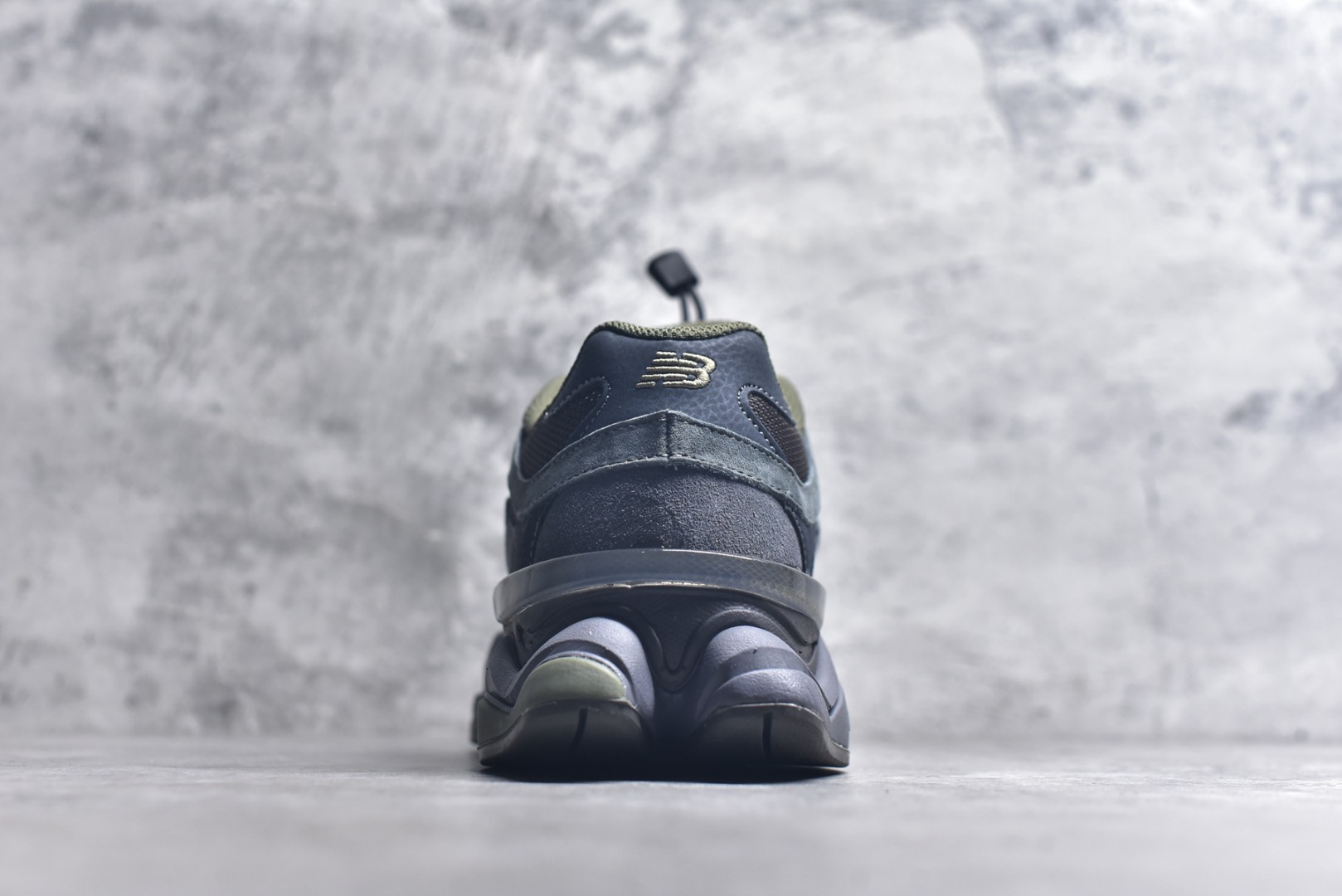 图片[5]-#新百伦 Joe Freshgoods x New Balance NB9060 墨绿棕 全套原楦原纸板原厂数据开发 进口三明治网面 原装进口翻毛皮料正确绒感卡色 正确中底拉帮中底网布细节 原厂标裁 带紫光防伪 定制后跟透明水晶模块 冲裁组合 大底贴合程度胶水上色把控完美 整洁度挑战全网艺术家 多道序QC把关品质完善 匠心打造 耗时两个月开发完成 工艺极其复杂难度可想而知 新开独立私模大底 全网唯一正确六层组合大底 高端零售专供产物 货号：U9060PH 尺码：36 37 37.5 38 38.5 39 40 40.5 41 42 42.5 43 44 45 45.5 46.5-选品中心