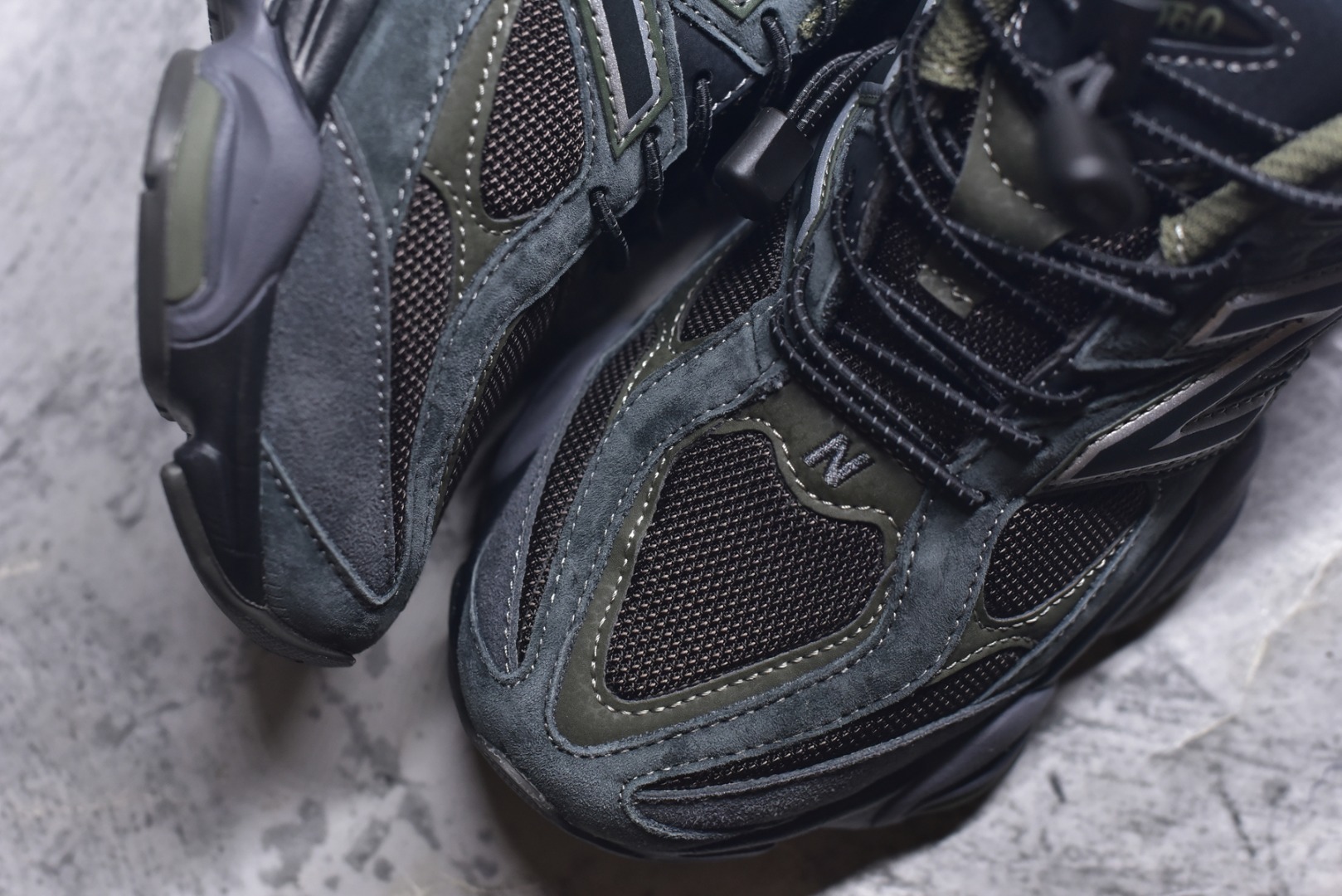 图片[8]-#新百伦 Joe Freshgoods x New Balance NB9060 墨绿棕 全套原楦原纸板原厂数据开发 进口三明治网面 原装进口翻毛皮料正确绒感卡色 正确中底拉帮中底网布细节 原厂标裁 带紫光防伪 定制后跟透明水晶模块 冲裁组合 大底贴合程度胶水上色把控完美 整洁度挑战全网艺术家 多道序QC把关品质完善 匠心打造 耗时两个月开发完成 工艺极其复杂难度可想而知 新开独立私模大底 全网唯一正确六层组合大底 高端零售专供产物 货号：U9060PH 尺码：36 37 37.5 38 38.5 39 40 40.5 41 42 42.5 43 44 45 45.5 46.5-选品中心