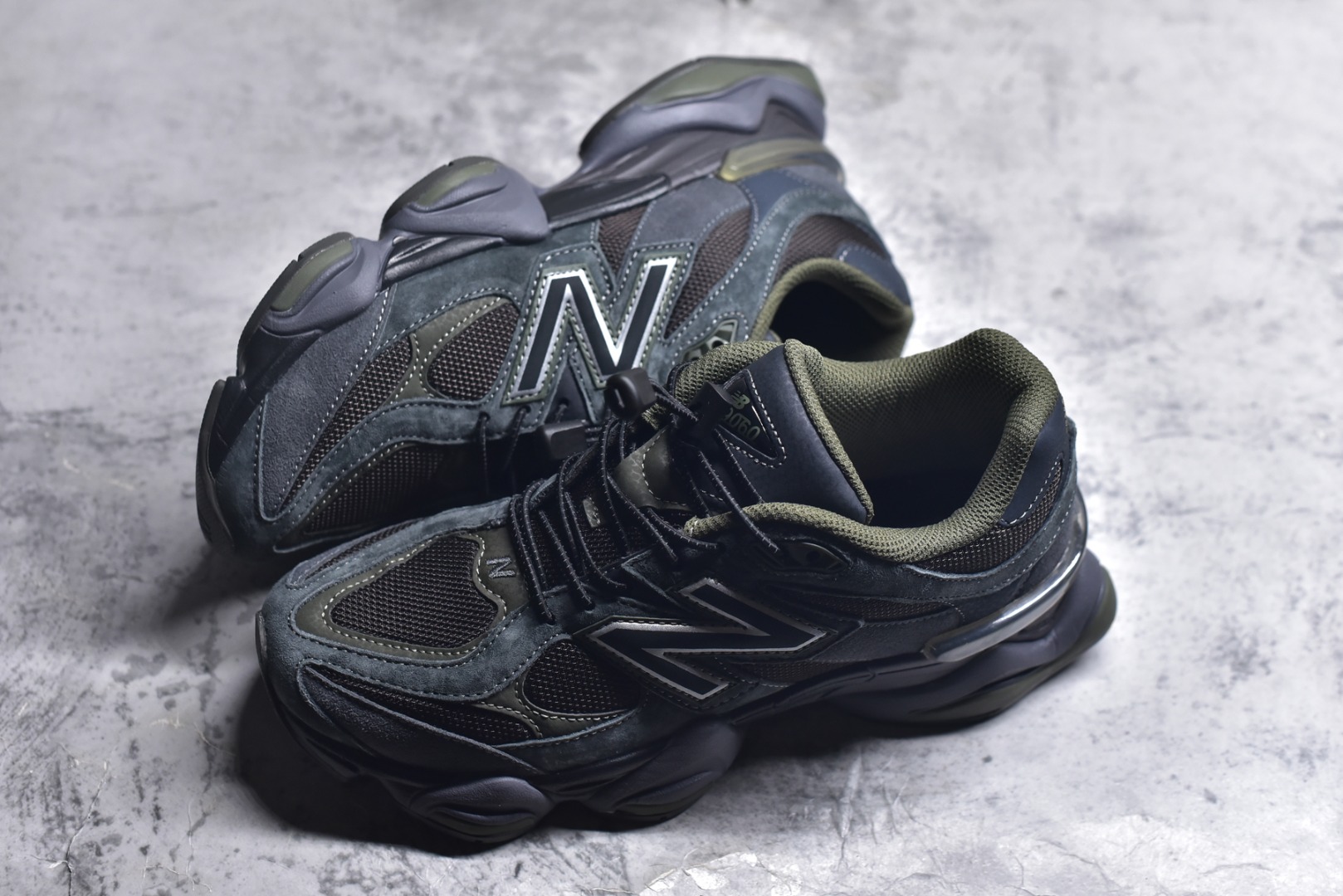 图片[7]-#新百伦 Joe Freshgoods x New Balance NB9060 墨绿棕 全套原楦原纸板原厂数据开发 进口三明治网面 原装进口翻毛皮料正确绒感卡色 正确中底拉帮中底网布细节 原厂标裁 带紫光防伪 定制后跟透明水晶模块 冲裁组合 大底贴合程度胶水上色把控完美 整洁度挑战全网艺术家 多道序QC把关品质完善 匠心打造 耗时两个月开发完成 工艺极其复杂难度可想而知 新开独立私模大底 全网唯一正确六层组合大底 高端零售专供产物 货号：U9060PH 尺码：36 37 37.5 38 38.5 39 40 40.5 41 42 42.5 43 44 45 45.5 46.5-选品中心