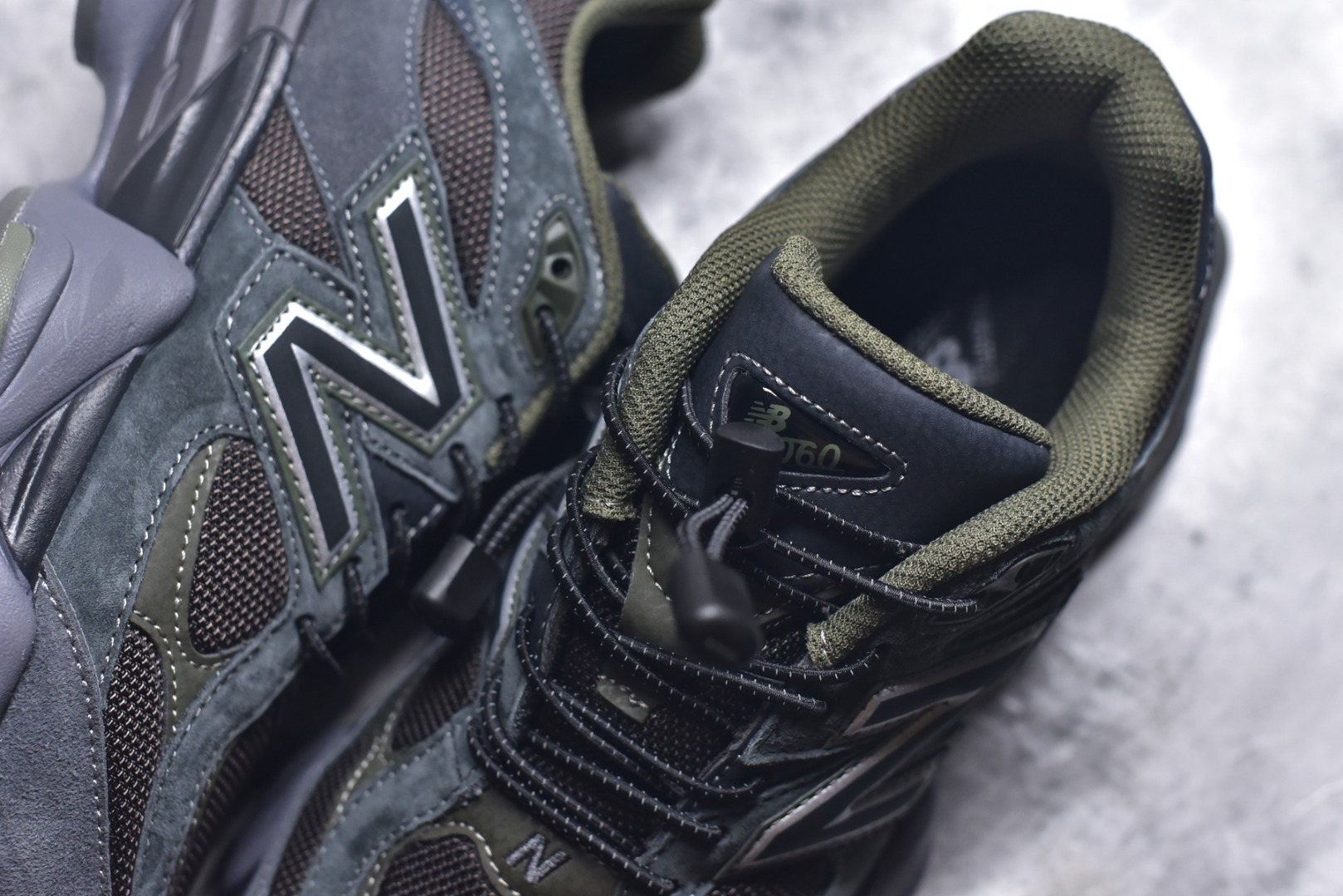 图片[9]-#新百伦 Joe Freshgoods x New Balance NB9060 墨绿棕 全套原楦原纸板原厂数据开发 进口三明治网面 原装进口翻毛皮料正确绒感卡色 正确中底拉帮中底网布细节 原厂标裁 带紫光防伪 定制后跟透明水晶模块 冲裁组合 大底贴合程度胶水上色把控完美 整洁度挑战全网艺术家 多道序QC把关品质完善 匠心打造 耗时两个月开发完成 工艺极其复杂难度可想而知 新开独立私模大底 全网唯一正确六层组合大底 高端零售专供产物 货号：U9060PH 尺码：36 37 37.5 38 38.5 39 40 40.5 41 42 42.5 43 44 45 45.5 46.5-选品中心