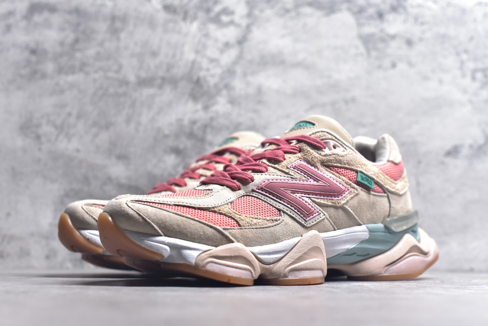 图片[2]-#新百伦New Balance NB9060 米粉 U9060JF1 全套原楦原纸板原厂数据开发 进口三明治网面 原装进口翻毛皮料正确绒感卡色 正确中底拉帮中底网布细节 原厂标裁 带紫光防伪 定制后跟透明水晶模块 冲裁组合 大底贴合程度胶水上色把控完美 整洁度挑战全网艺术家 多道序QC把关品质完善 匠心打造 耗时两个月开发完成 工艺极其复杂难度可想而知 新开独立私模大底 全网唯一正确六层组合大底 高端零售专供产物 尺码：36 37 37.5 38 38.5 39 40 40.5 41 42 42.5 43 44 45 45.5 46.5-选品中心