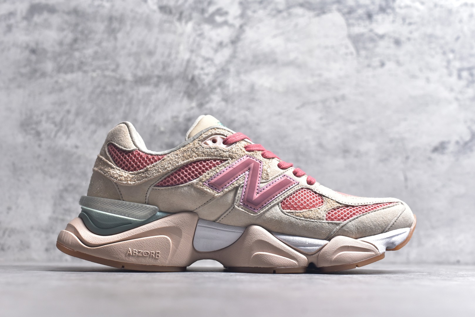 图片[3]-#新百伦New Balance NB9060 米粉 U9060JF1 全套原楦原纸板原厂数据开发 进口三明治网面 原装进口翻毛皮料正确绒感卡色 正确中底拉帮中底网布细节 原厂标裁 带紫光防伪 定制后跟透明水晶模块 冲裁组合 大底贴合程度胶水上色把控完美 整洁度挑战全网艺术家 多道序QC把关品质完善 匠心打造 耗时两个月开发完成 工艺极其复杂难度可想而知 新开独立私模大底 全网唯一正确六层组合大底 高端零售专供产物 尺码：36 37 37.5 38 38.5 39 40 40.5 41 42 42.5 43 44 45 45.5 46.5-选品中心
