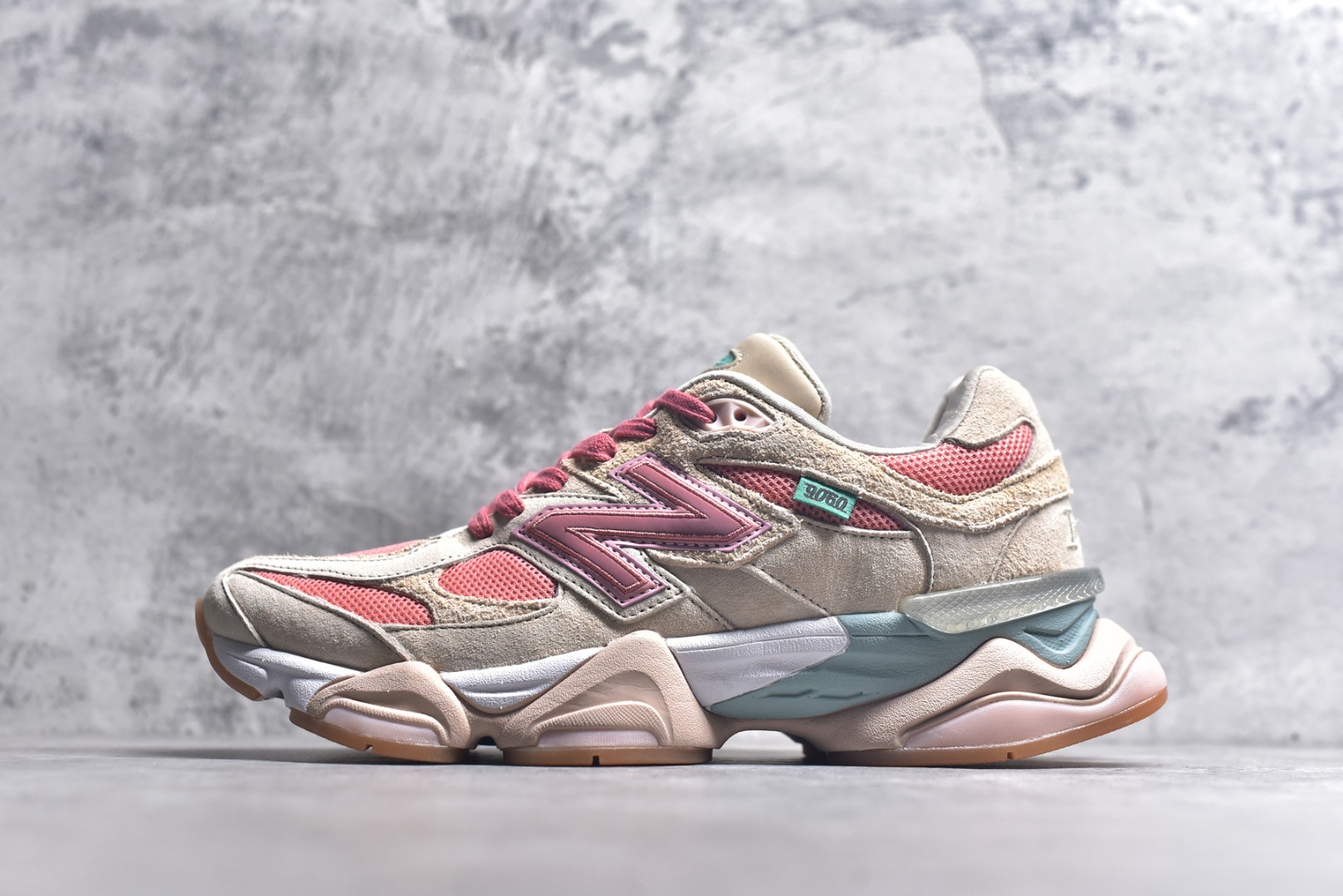 #新百伦New Balance NB9060 米粉 U9060JF1 全套原楦原纸板原厂数据开发 进口三明治网面 原装进口翻毛皮料正确绒感卡色 正确中底拉帮中底网布细节 原厂标裁 带紫光防伪 定制后跟透明水晶模块 冲裁组合 大底贴合程度胶水上色把控完美 整洁度挑战全网艺术家 多道序QC把关品质完善 匠心打造 耗时两个月开发完成 工艺极其复杂难度可想而知 新开独立私模大底 全网唯一正确六层组合大底 高端零售专供产物 尺码：36 37 37.5 38 38.5 39 40 40.5 41 42 42.5 43 44 45 45.5 46.5-选品中心