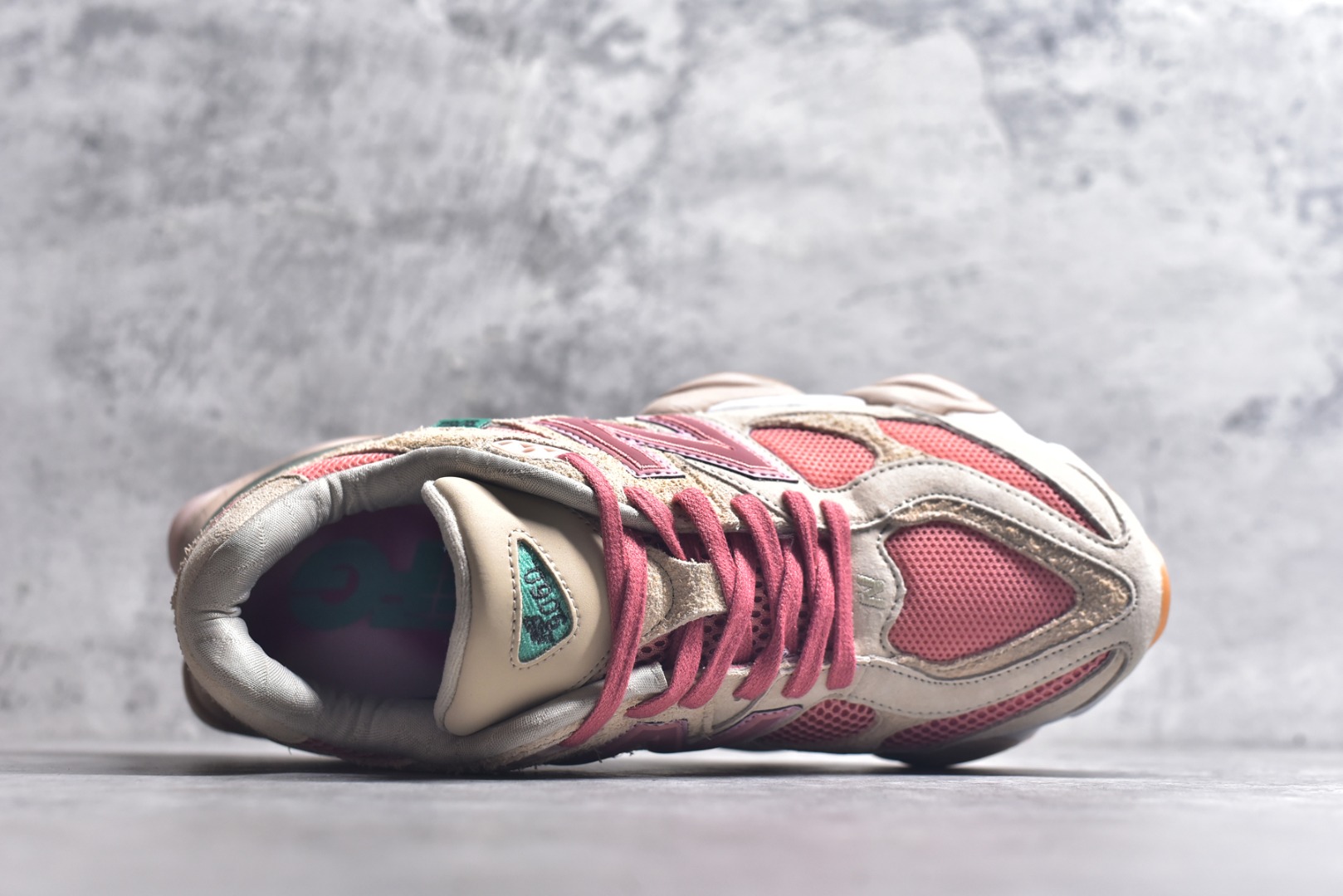 图片[4]-#新百伦New Balance NB9060 米粉 U9060JF1 全套原楦原纸板原厂数据开发 进口三明治网面 原装进口翻毛皮料正确绒感卡色 正确中底拉帮中底网布细节 原厂标裁 带紫光防伪 定制后跟透明水晶模块 冲裁组合 大底贴合程度胶水上色把控完美 整洁度挑战全网艺术家 多道序QC把关品质完善 匠心打造 耗时两个月开发完成 工艺极其复杂难度可想而知 新开独立私模大底 全网唯一正确六层组合大底 高端零售专供产物 尺码：36 37 37.5 38 38.5 39 40 40.5 41 42 42.5 43 44 45 45.5 46.5-选品中心