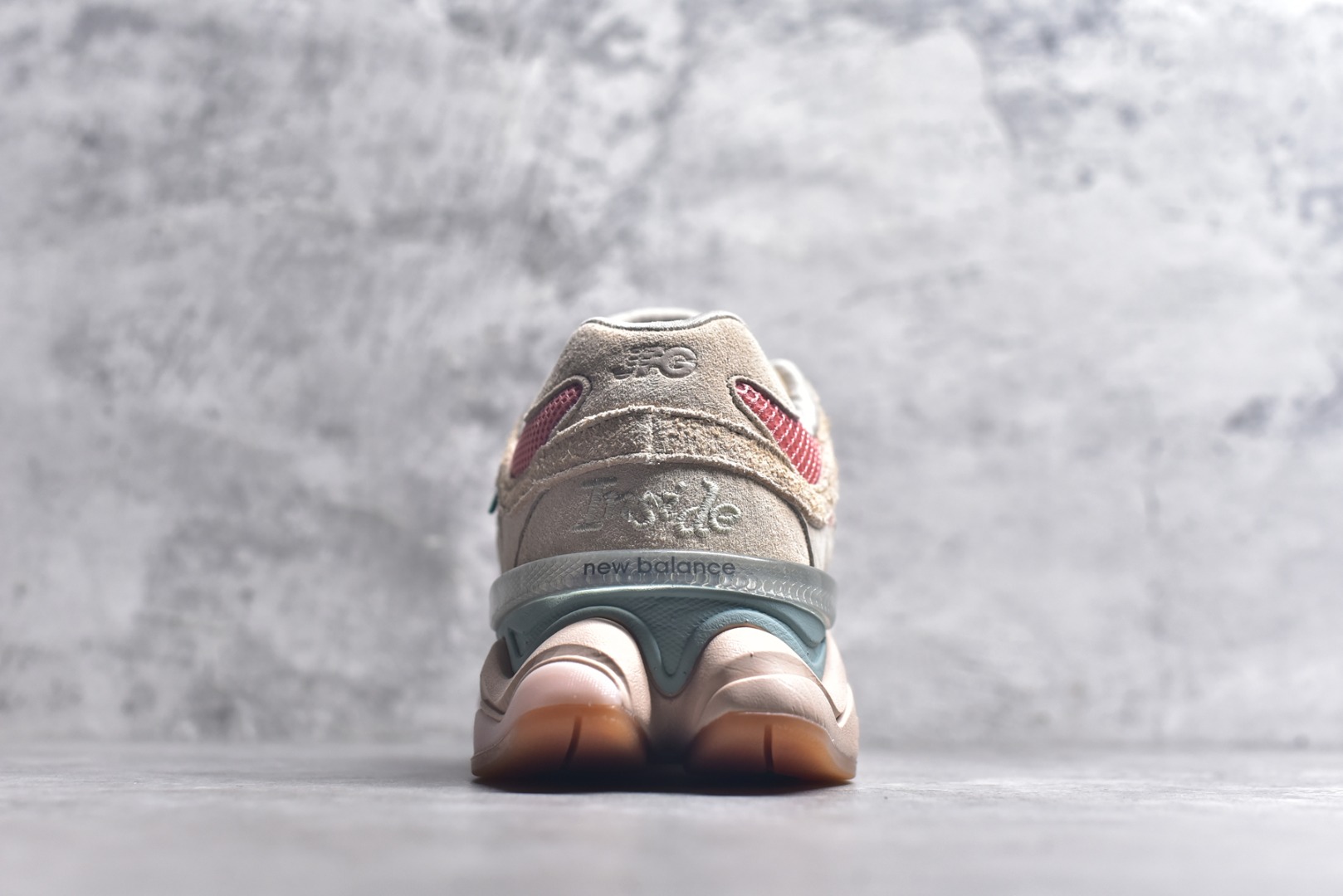 图片[5]-#新百伦New Balance NB9060 米粉 U9060JF1 全套原楦原纸板原厂数据开发 进口三明治网面 原装进口翻毛皮料正确绒感卡色 正确中底拉帮中底网布细节 原厂标裁 带紫光防伪 定制后跟透明水晶模块 冲裁组合 大底贴合程度胶水上色把控完美 整洁度挑战全网艺术家 多道序QC把关品质完善 匠心打造 耗时两个月开发完成 工艺极其复杂难度可想而知 新开独立私模大底 全网唯一正确六层组合大底 高端零售专供产物 尺码：36 37 37.5 38 38.5 39 40 40.5 41 42 42.5 43 44 45 45.5 46.5-选品中心