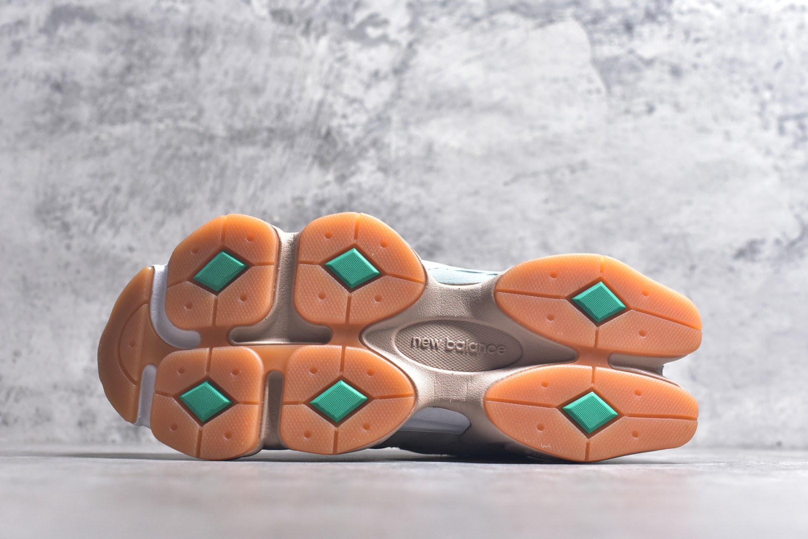 图片[6]-#新百伦New Balance NB9060 米粉 U9060JF1 全套原楦原纸板原厂数据开发 进口三明治网面 原装进口翻毛皮料正确绒感卡色 正确中底拉帮中底网布细节 原厂标裁 带紫光防伪 定制后跟透明水晶模块 冲裁组合 大底贴合程度胶水上色把控完美 整洁度挑战全网艺术家 多道序QC把关品质完善 匠心打造 耗时两个月开发完成 工艺极其复杂难度可想而知 新开独立私模大底 全网唯一正确六层组合大底 高端零售专供产物 尺码：36 37 37.5 38 38.5 39 40 40.5 41 42 42.5 43 44 45 45.5 46.5-选品中心