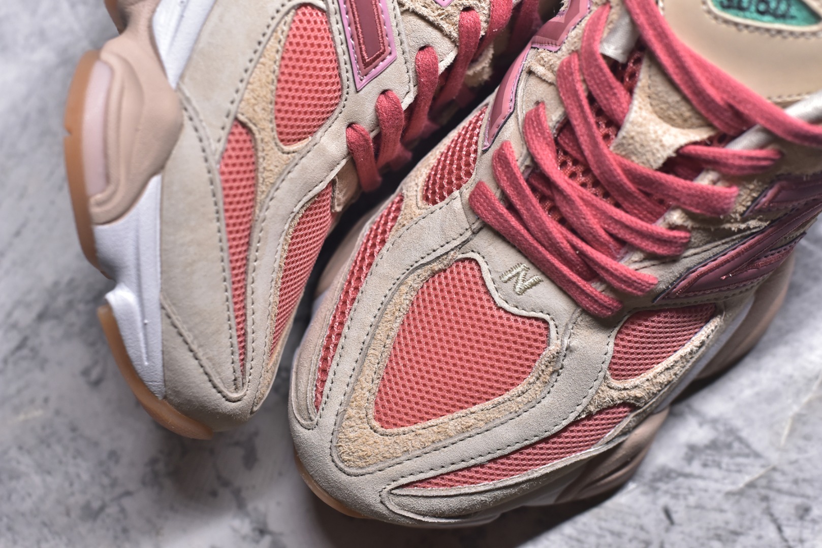图片[8]-#新百伦New Balance NB9060 米粉 U9060JF1 全套原楦原纸板原厂数据开发 进口三明治网面 原装进口翻毛皮料正确绒感卡色 正确中底拉帮中底网布细节 原厂标裁 带紫光防伪 定制后跟透明水晶模块 冲裁组合 大底贴合程度胶水上色把控完美 整洁度挑战全网艺术家 多道序QC把关品质完善 匠心打造 耗时两个月开发完成 工艺极其复杂难度可想而知 新开独立私模大底 全网唯一正确六层组合大底 高端零售专供产物 尺码：36 37 37.5 38 38.5 39 40 40.5 41 42 42.5 43 44 45 45.5 46.5-选品中心