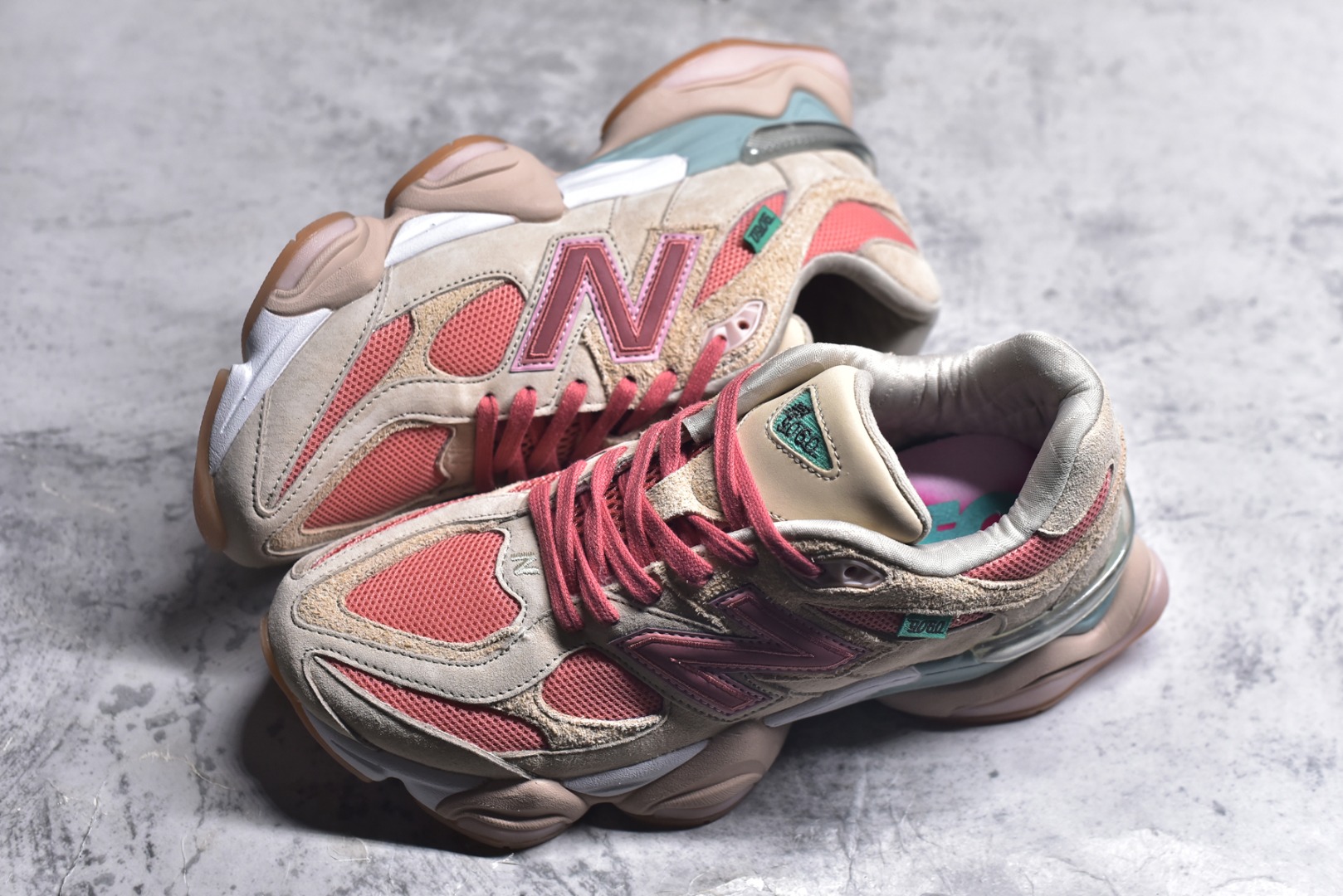 图片[7]-#新百伦New Balance NB9060 米粉 U9060JF1 全套原楦原纸板原厂数据开发 进口三明治网面 原装进口翻毛皮料正确绒感卡色 正确中底拉帮中底网布细节 原厂标裁 带紫光防伪 定制后跟透明水晶模块 冲裁组合 大底贴合程度胶水上色把控完美 整洁度挑战全网艺术家 多道序QC把关品质完善 匠心打造 耗时两个月开发完成 工艺极其复杂难度可想而知 新开独立私模大底 全网唯一正确六层组合大底 高端零售专供产物 尺码：36 37 37.5 38 38.5 39 40 40.5 41 42 42.5 43 44 45 45.5 46.5-选品中心
