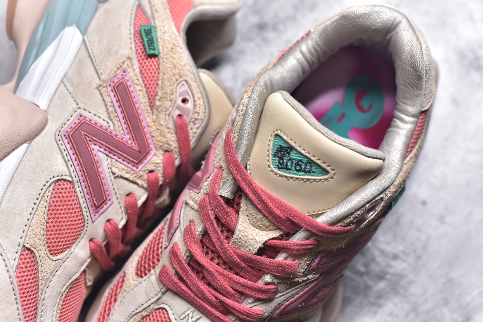 图片[9]-#新百伦New Balance NB9060 米粉 U9060JF1 全套原楦原纸板原厂数据开发 进口三明治网面 原装进口翻毛皮料正确绒感卡色 正确中底拉帮中底网布细节 原厂标裁 带紫光防伪 定制后跟透明水晶模块 冲裁组合 大底贴合程度胶水上色把控完美 整洁度挑战全网艺术家 多道序QC把关品质完善 匠心打造 耗时两个月开发完成 工艺极其复杂难度可想而知 新开独立私模大底 全网唯一正确六层组合大底 高端零售专供产物 尺码：36 37 37.5 38 38.5 39 40 40.5 41 42 42.5 43 44 45 45.5 46.5-选品中心