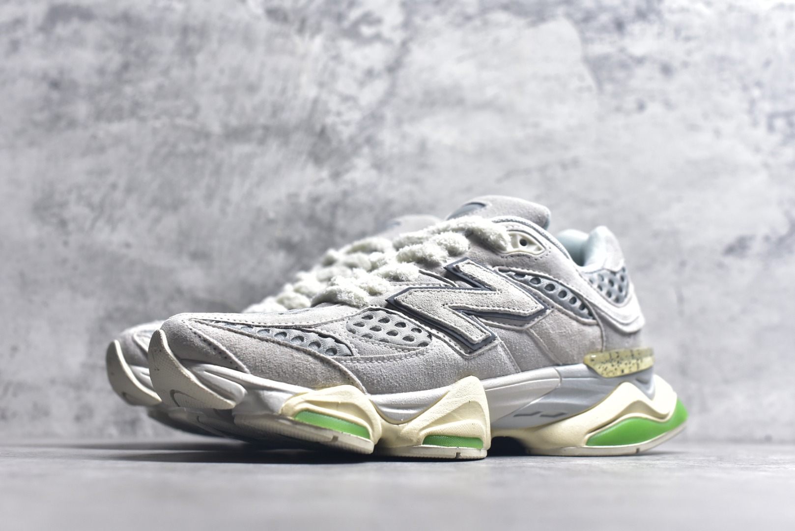图片[2]-#新百伦New Balance NB9060 浅灰白U9060BW1 全套原楦原纸板原厂数据开发 进口三明治网面 原装进口翻毛皮料正确绒感卡色 正确中底拉帮中底网布细节 原厂标裁 带紫光防伪 定制后跟透明水晶模块 冲裁组合 大底贴合程度胶水上色把控完美 整洁度挑战全网艺术家 多道序QC把关品质完善 匠心打造 耗时两个月开发完成 工艺极其复杂难度可想而知 新开独立私模大底 全网唯一正确六层组合大底 高端零售专供产物 尺码：36 37 37.5 38 38.5 39 40 40.5 41 42 42.5 43 44 45 45.5 46.5-选品中心