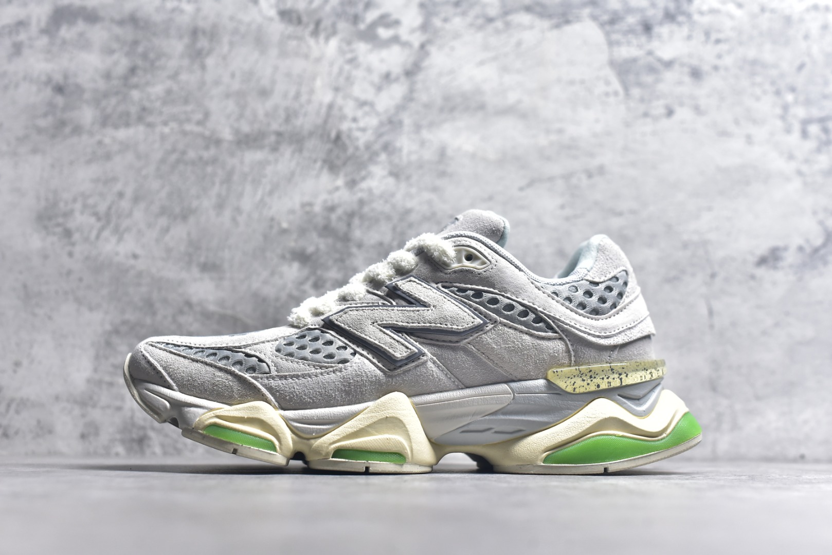#新百伦New Balance NB9060 浅灰白U9060BW1 全套原楦原纸板原厂数据开发 进口三明治网面 原装进口翻毛皮料正确绒感卡色 正确中底拉帮中底网布细节 原厂标裁 带紫光防伪 定制后跟透明水晶模块 冲裁组合 大底贴合程度胶水上色把控完美 整洁度挑战全网艺术家 多道序QC把关品质完善 匠心打造 耗时两个月开发完成 工艺极其复杂难度可想而知 新开独立私模大底 全网唯一正确六层组合大底 高端零售专供产物 尺码：36 37 37.5 38 38.5 39 40 40.5 41 42 42.5 43 44 45 45.5 46.5-选品中心