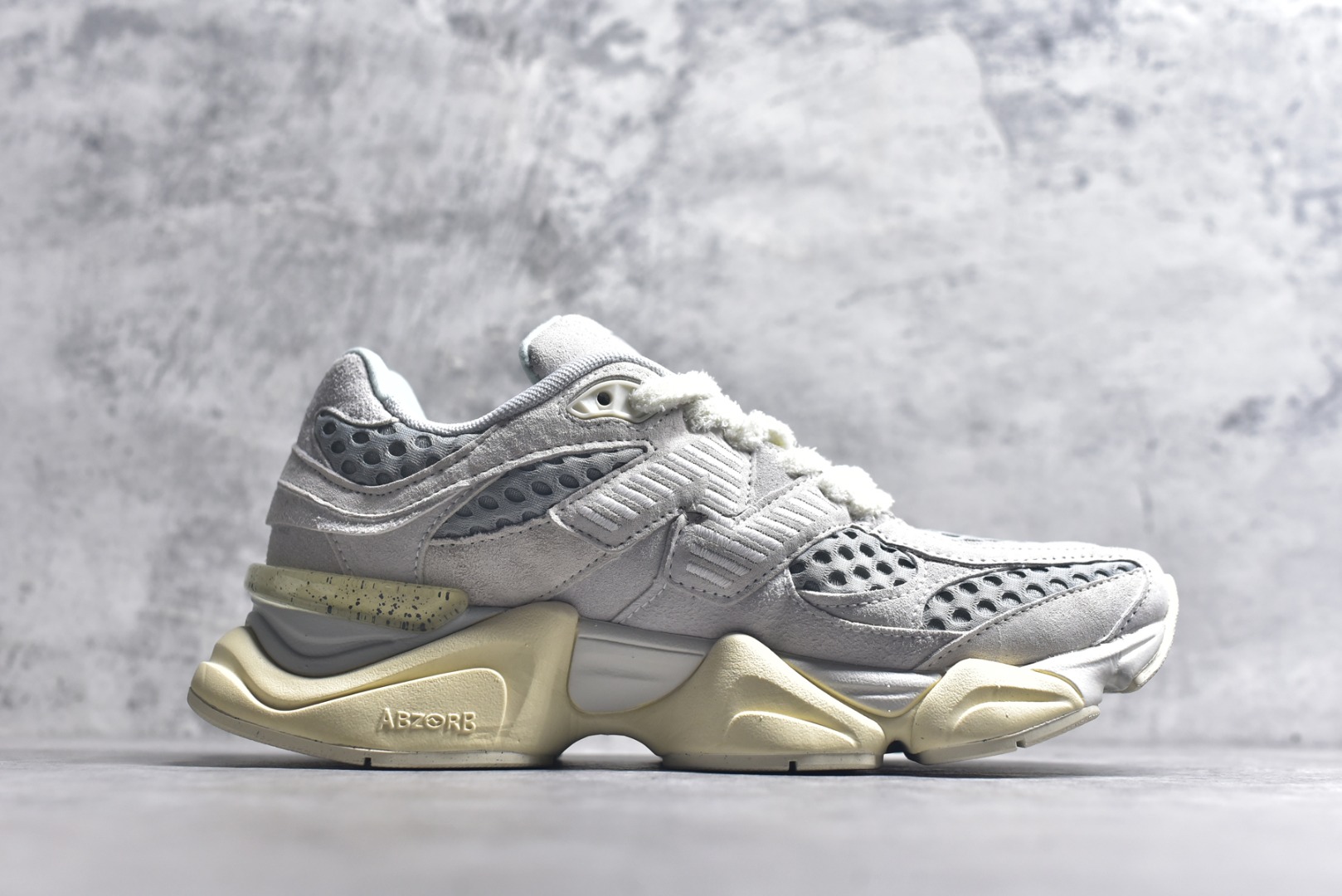 图片[3]-#新百伦New Balance NB9060 浅灰白U9060BW1 全套原楦原纸板原厂数据开发 进口三明治网面 原装进口翻毛皮料正确绒感卡色 正确中底拉帮中底网布细节 原厂标裁 带紫光防伪 定制后跟透明水晶模块 冲裁组合 大底贴合程度胶水上色把控完美 整洁度挑战全网艺术家 多道序QC把关品质完善 匠心打造 耗时两个月开发完成 工艺极其复杂难度可想而知 新开独立私模大底 全网唯一正确六层组合大底 高端零售专供产物 尺码：36 37 37.5 38 38.5 39 40 40.5 41 42 42.5 43 44 45 45.5 46.5-选品中心