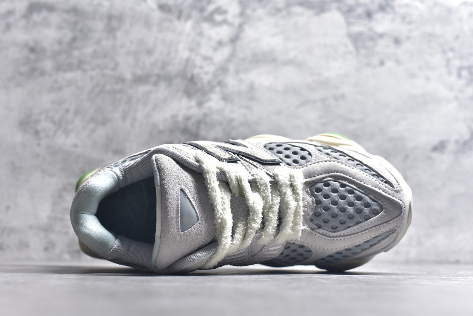 图片[4]-#新百伦New Balance NB9060 浅灰白U9060BW1 全套原楦原纸板原厂数据开发 进口三明治网面 原装进口翻毛皮料正确绒感卡色 正确中底拉帮中底网布细节 原厂标裁 带紫光防伪 定制后跟透明水晶模块 冲裁组合 大底贴合程度胶水上色把控完美 整洁度挑战全网艺术家 多道序QC把关品质完善 匠心打造 耗时两个月开发完成 工艺极其复杂难度可想而知 新开独立私模大底 全网唯一正确六层组合大底 高端零售专供产物 尺码：36 37 37.5 38 38.5 39 40 40.5 41 42 42.5 43 44 45 45.5 46.5-选品中心