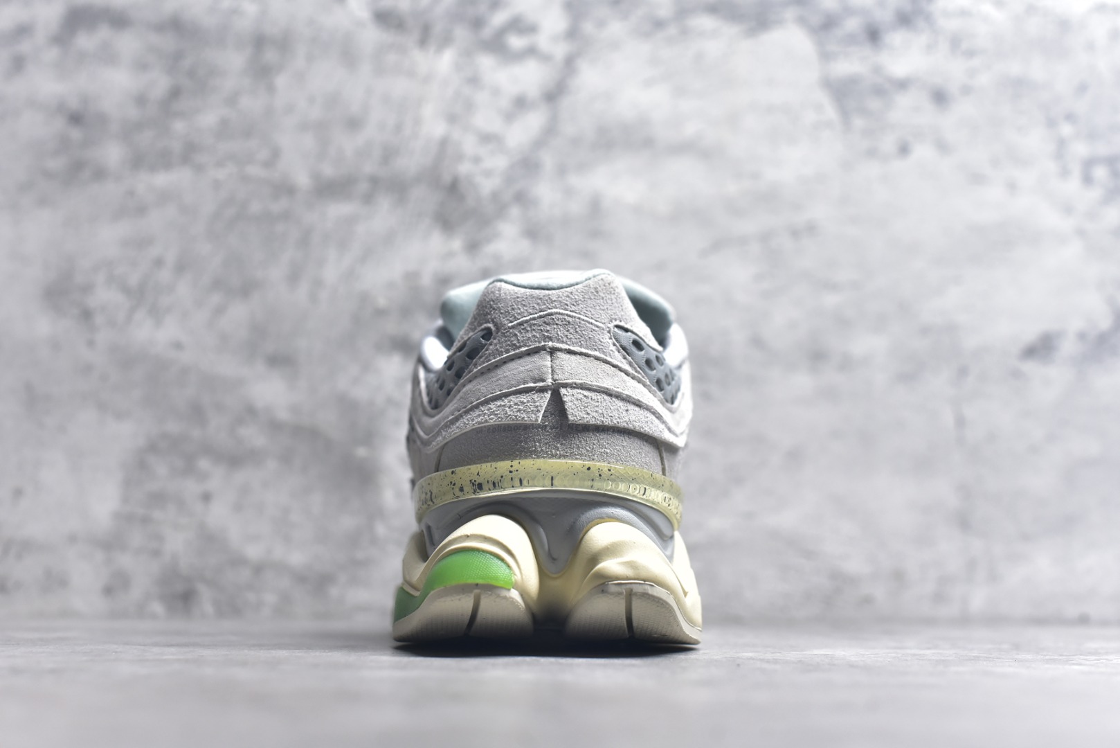 图片[5]-#新百伦New Balance NB9060 浅灰白U9060BW1 全套原楦原纸板原厂数据开发 进口三明治网面 原装进口翻毛皮料正确绒感卡色 正确中底拉帮中底网布细节 原厂标裁 带紫光防伪 定制后跟透明水晶模块 冲裁组合 大底贴合程度胶水上色把控完美 整洁度挑战全网艺术家 多道序QC把关品质完善 匠心打造 耗时两个月开发完成 工艺极其复杂难度可想而知 新开独立私模大底 全网唯一正确六层组合大底 高端零售专供产物 尺码：36 37 37.5 38 38.5 39 40 40.5 41 42 42.5 43 44 45 45.5 46.5-选品中心