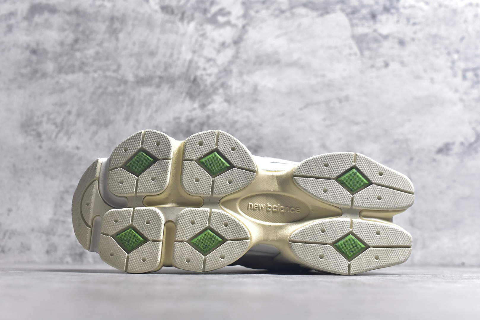 图片[6]-#新百伦New Balance NB9060 浅灰白U9060BW1 全套原楦原纸板原厂数据开发 进口三明治网面 原装进口翻毛皮料正确绒感卡色 正确中底拉帮中底网布细节 原厂标裁 带紫光防伪 定制后跟透明水晶模块 冲裁组合 大底贴合程度胶水上色把控完美 整洁度挑战全网艺术家 多道序QC把关品质完善 匠心打造 耗时两个月开发完成 工艺极其复杂难度可想而知 新开独立私模大底 全网唯一正确六层组合大底 高端零售专供产物 尺码：36 37 37.5 38 38.5 39 40 40.5 41 42 42.5 43 44 45 45.5 46.5-选品中心