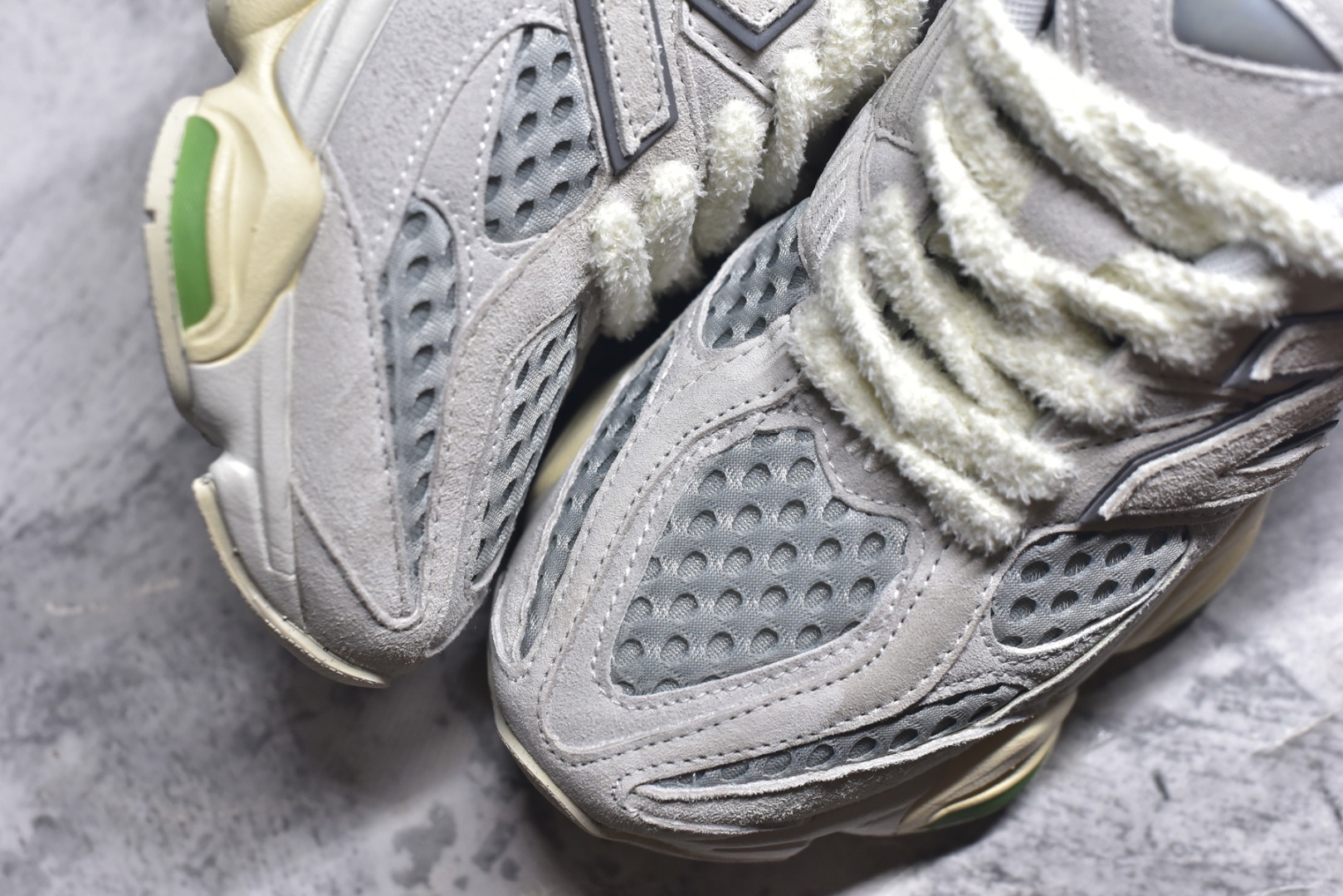 图片[8]-#新百伦New Balance NB9060 浅灰白U9060BW1 全套原楦原纸板原厂数据开发 进口三明治网面 原装进口翻毛皮料正确绒感卡色 正确中底拉帮中底网布细节 原厂标裁 带紫光防伪 定制后跟透明水晶模块 冲裁组合 大底贴合程度胶水上色把控完美 整洁度挑战全网艺术家 多道序QC把关品质完善 匠心打造 耗时两个月开发完成 工艺极其复杂难度可想而知 新开独立私模大底 全网唯一正确六层组合大底 高端零售专供产物 尺码：36 37 37.5 38 38.5 39 40 40.5 41 42 42.5 43 44 45 45.5 46.5-选品中心