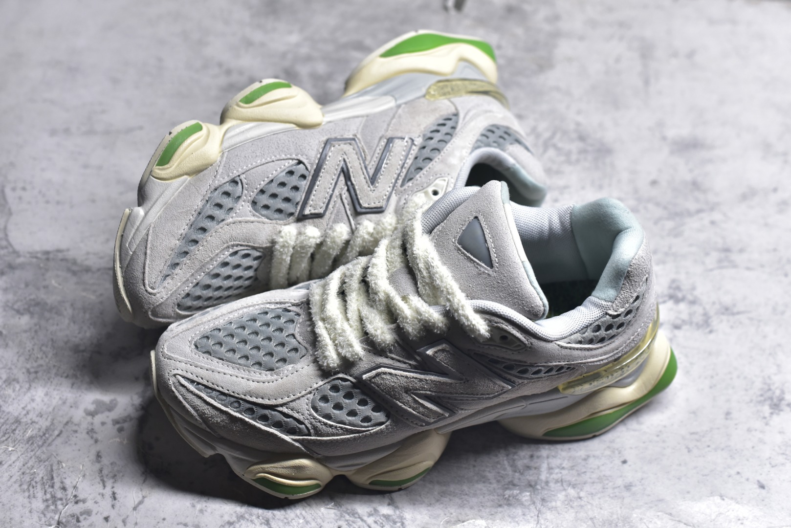 图片[7]-#新百伦New Balance NB9060 浅灰白U9060BW1 全套原楦原纸板原厂数据开发 进口三明治网面 原装进口翻毛皮料正确绒感卡色 正确中底拉帮中底网布细节 原厂标裁 带紫光防伪 定制后跟透明水晶模块 冲裁组合 大底贴合程度胶水上色把控完美 整洁度挑战全网艺术家 多道序QC把关品质完善 匠心打造 耗时两个月开发完成 工艺极其复杂难度可想而知 新开独立私模大底 全网唯一正确六层组合大底 高端零售专供产物 尺码：36 37 37.5 38 38.5 39 40 40.5 41 42 42.5 43 44 45 45.5 46.5-选品中心