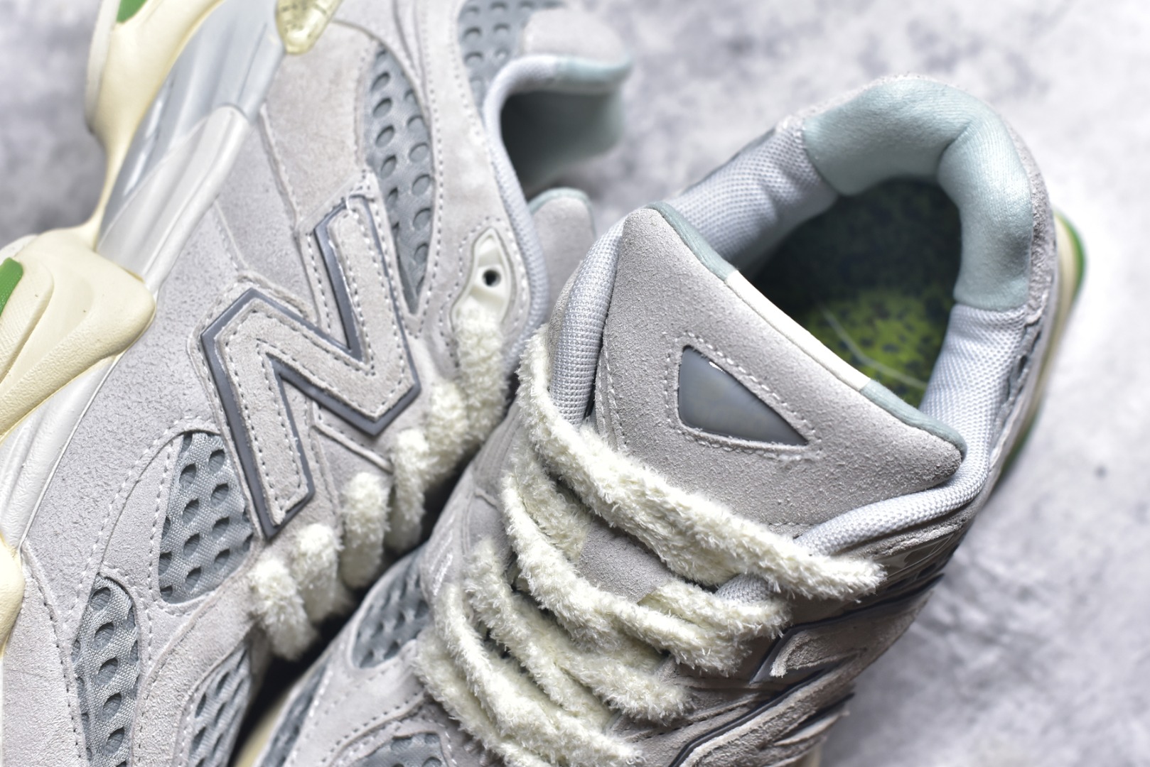 图片[9]-#新百伦New Balance NB9060 浅灰白U9060BW1 全套原楦原纸板原厂数据开发 进口三明治网面 原装进口翻毛皮料正确绒感卡色 正确中底拉帮中底网布细节 原厂标裁 带紫光防伪 定制后跟透明水晶模块 冲裁组合 大底贴合程度胶水上色把控完美 整洁度挑战全网艺术家 多道序QC把关品质完善 匠心打造 耗时两个月开发完成 工艺极其复杂难度可想而知 新开独立私模大底 全网唯一正确六层组合大底 高端零售专供产物 尺码：36 37 37.5 38 38.5 39 40 40.5 41 42 42.5 43 44 45 45.5 46.5-选品中心