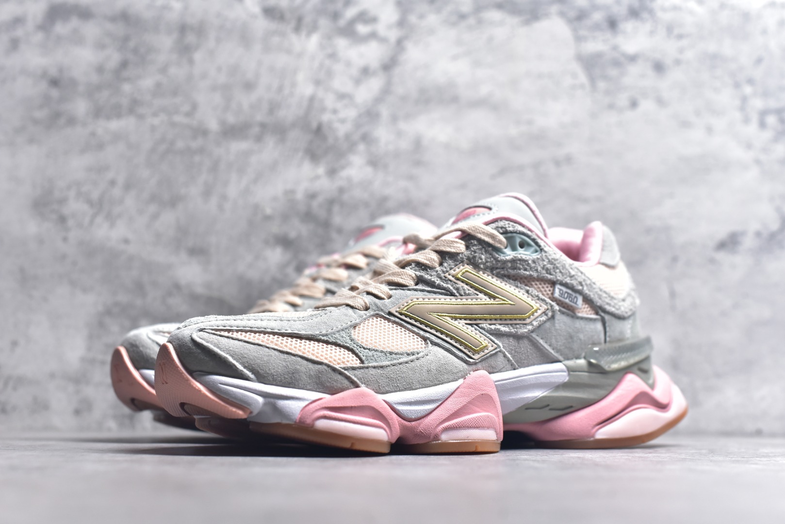图片[2]-#新百伦New Balance NB9060 灰粉 U9060JG1 全套原楦原纸板原厂数据开发 进口三明治网面 原装进口翻毛皮料正确绒感卡色 正确中底拉帮中底网布细节 原厂标裁 带紫光防伪 定制后跟透明水晶模块 冲裁组合 大底贴合程度胶水上色把控完美 整洁度挑战全网艺术家 多道序QC把关品质完善 匠心打造 耗时两个月开发完成 工艺极其复杂难度可想而知 新开独立私模大底 全网唯一正确六层组合大底 高端零售专供产物 尺码：36 37 37.5 38 38.5 39 40 40.5 41 42 42.5 43 44 45 45.5 46.5-选品中心