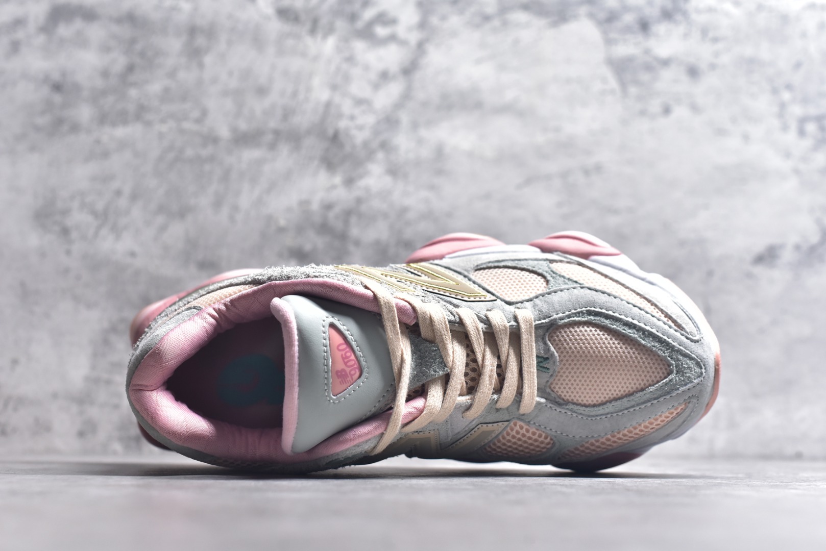 图片[4]-#新百伦New Balance NB9060 灰粉 U9060JG1 全套原楦原纸板原厂数据开发 进口三明治网面 原装进口翻毛皮料正确绒感卡色 正确中底拉帮中底网布细节 原厂标裁 带紫光防伪 定制后跟透明水晶模块 冲裁组合 大底贴合程度胶水上色把控完美 整洁度挑战全网艺术家 多道序QC把关品质完善 匠心打造 耗时两个月开发完成 工艺极其复杂难度可想而知 新开独立私模大底 全网唯一正确六层组合大底 高端零售专供产物 尺码：36 37 37.5 38 38.5 39 40 40.5 41 42 42.5 43 44 45 45.5 46.5-选品中心