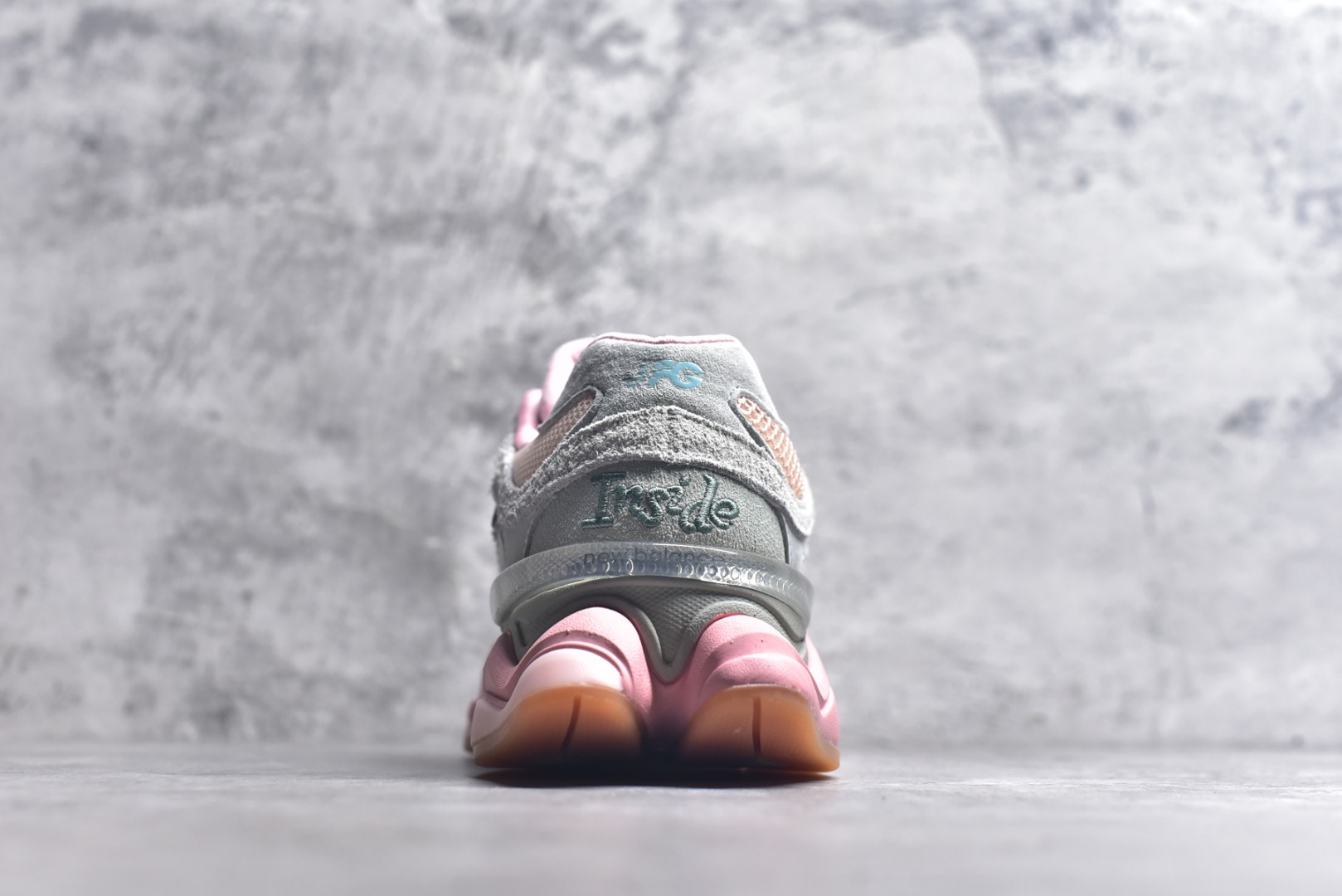 图片[5]-#新百伦New Balance NB9060 灰粉 U9060JG1 全套原楦原纸板原厂数据开发 进口三明治网面 原装进口翻毛皮料正确绒感卡色 正确中底拉帮中底网布细节 原厂标裁 带紫光防伪 定制后跟透明水晶模块 冲裁组合 大底贴合程度胶水上色把控完美 整洁度挑战全网艺术家 多道序QC把关品质完善 匠心打造 耗时两个月开发完成 工艺极其复杂难度可想而知 新开独立私模大底 全网唯一正确六层组合大底 高端零售专供产物 尺码：36 37 37.5 38 38.5 39 40 40.5 41 42 42.5 43 44 45 45.5 46.5-选品中心