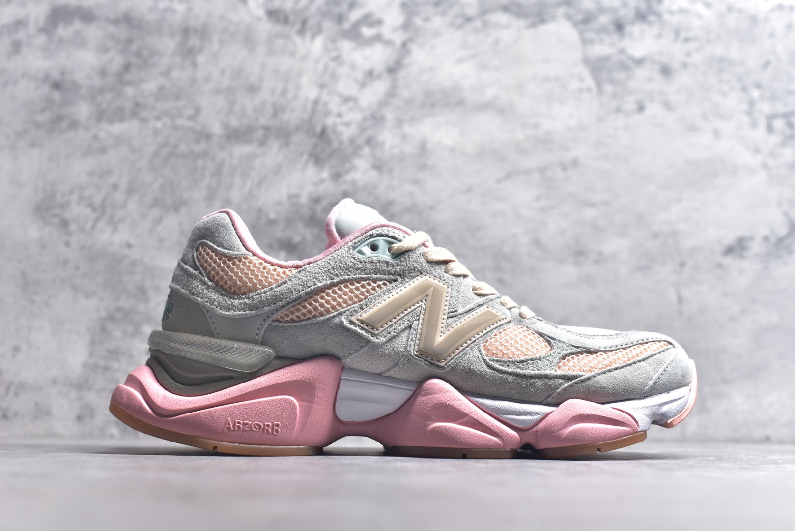 图片[3]-#新百伦New Balance NB9060 灰粉 U9060JG1 全套原楦原纸板原厂数据开发 进口三明治网面 原装进口翻毛皮料正确绒感卡色 正确中底拉帮中底网布细节 原厂标裁 带紫光防伪 定制后跟透明水晶模块 冲裁组合 大底贴合程度胶水上色把控完美 整洁度挑战全网艺术家 多道序QC把关品质完善 匠心打造 耗时两个月开发完成 工艺极其复杂难度可想而知 新开独立私模大底 全网唯一正确六层组合大底 高端零售专供产物 尺码：36 37 37.5 38 38.5 39 40 40.5 41 42 42.5 43 44 45 45.5 46.5-选品中心
