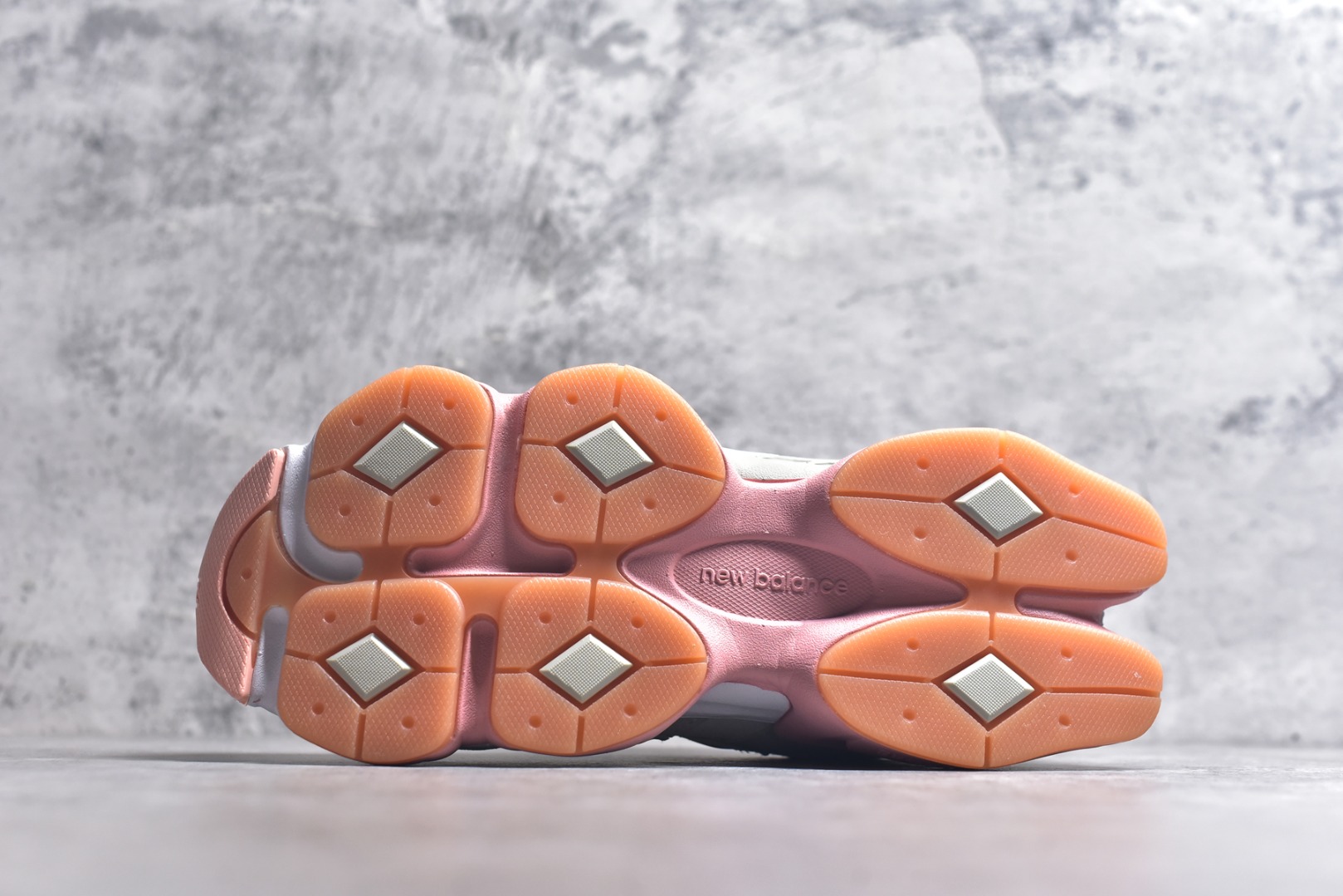 图片[6]-#新百伦New Balance NB9060 灰粉 U9060JG1 全套原楦原纸板原厂数据开发 进口三明治网面 原装进口翻毛皮料正确绒感卡色 正确中底拉帮中底网布细节 原厂标裁 带紫光防伪 定制后跟透明水晶模块 冲裁组合 大底贴合程度胶水上色把控完美 整洁度挑战全网艺术家 多道序QC把关品质完善 匠心打造 耗时两个月开发完成 工艺极其复杂难度可想而知 新开独立私模大底 全网唯一正确六层组合大底 高端零售专供产物 尺码：36 37 37.5 38 38.5 39 40 40.5 41 42 42.5 43 44 45 45.5 46.5-选品中心