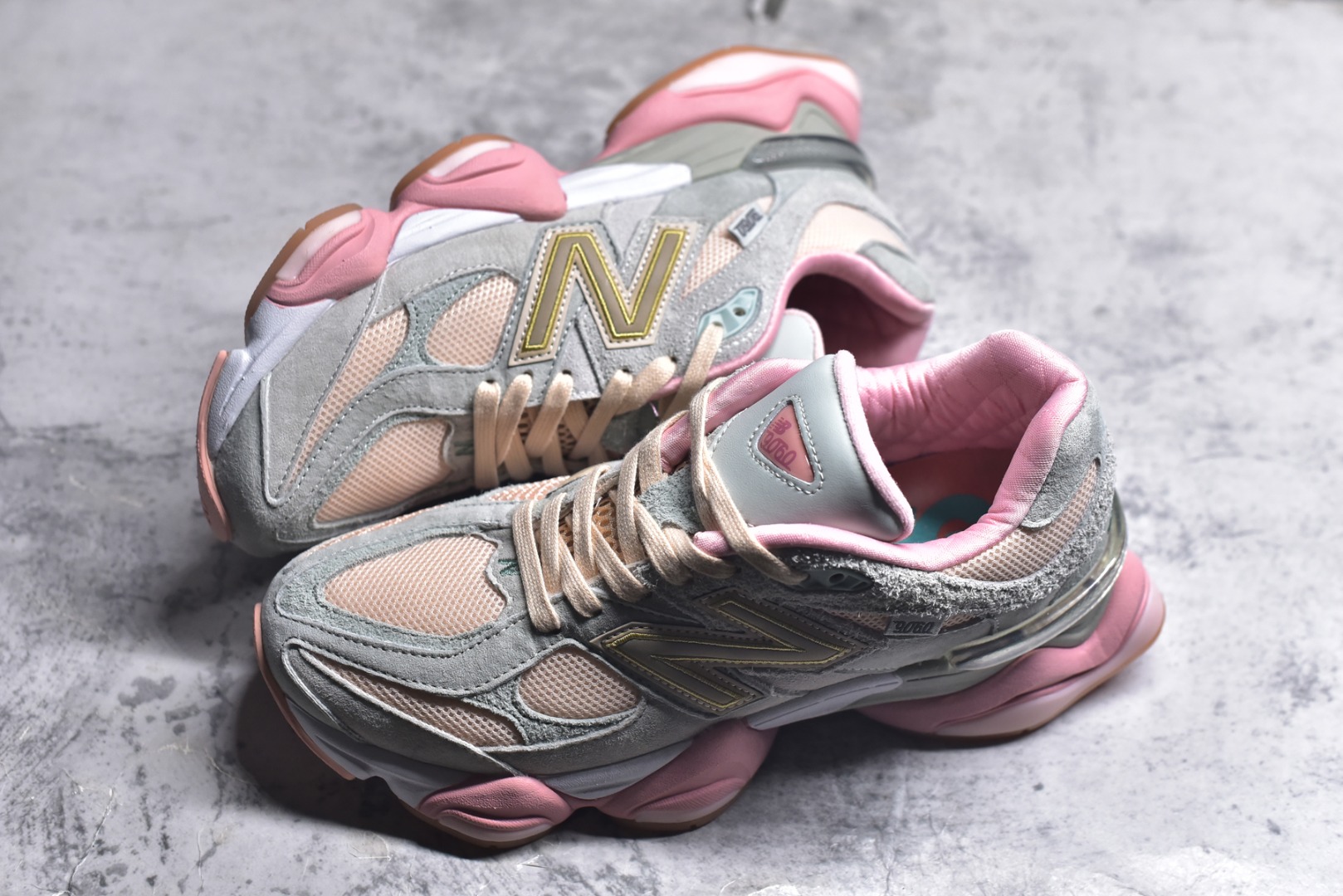 图片[7]-#新百伦New Balance NB9060 灰粉 U9060JG1 全套原楦原纸板原厂数据开发 进口三明治网面 原装进口翻毛皮料正确绒感卡色 正确中底拉帮中底网布细节 原厂标裁 带紫光防伪 定制后跟透明水晶模块 冲裁组合 大底贴合程度胶水上色把控完美 整洁度挑战全网艺术家 多道序QC把关品质完善 匠心打造 耗时两个月开发完成 工艺极其复杂难度可想而知 新开独立私模大底 全网唯一正确六层组合大底 高端零售专供产物 尺码：36 37 37.5 38 38.5 39 40 40.5 41 42 42.5 43 44 45 45.5 46.5-选品中心