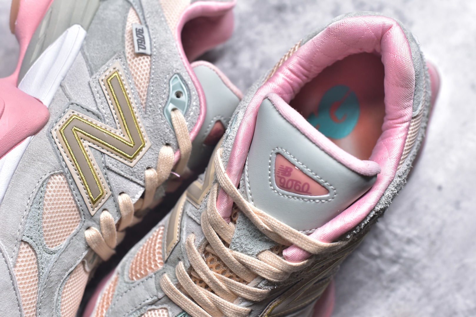 图片[9]-#新百伦New Balance NB9060 灰粉 U9060JG1 全套原楦原纸板原厂数据开发 进口三明治网面 原装进口翻毛皮料正确绒感卡色 正确中底拉帮中底网布细节 原厂标裁 带紫光防伪 定制后跟透明水晶模块 冲裁组合 大底贴合程度胶水上色把控完美 整洁度挑战全网艺术家 多道序QC把关品质完善 匠心打造 耗时两个月开发完成 工艺极其复杂难度可想而知 新开独立私模大底 全网唯一正确六层组合大底 高端零售专供产物 尺码：36 37 37.5 38 38.5 39 40 40.5 41 42 42.5 43 44 45 45.5 46.5-选品中心