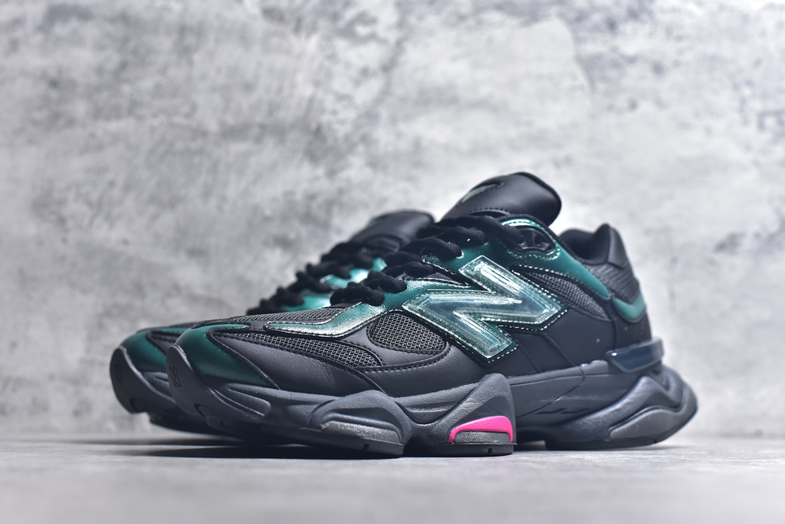 图片[2]-#新百伦New Balance NB9060 黑墨绿 U9060ML 全套原楦原纸板原厂数据开发 进口三明治网面 原装进口翻毛皮料正确绒感卡色 正确中底拉帮中底网布细节 原厂标裁 带紫光防伪 定制后跟透明水晶模块 冲裁组合 大底贴合程度胶水上色把控完美 整洁度挑战全网艺术家 多道序QC把关品质完善 匠心打造 耗时两个月开发完成 工艺极其复杂难度可想而知 新开独立私模大底 全网唯一正确六层组合大底 高端零售专供产物 尺码：36 37 37.5 38 38.5 39 40 40.5 41 42 42.5 43 44 45 45.5 46.5-选品中心