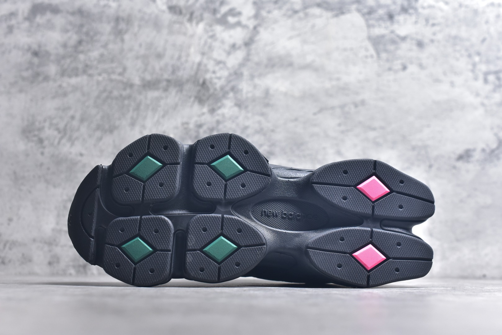 图片[6]-#新百伦New Balance NB9060 黑墨绿 U9060ML 全套原楦原纸板原厂数据开发 进口三明治网面 原装进口翻毛皮料正确绒感卡色 正确中底拉帮中底网布细节 原厂标裁 带紫光防伪 定制后跟透明水晶模块 冲裁组合 大底贴合程度胶水上色把控完美 整洁度挑战全网艺术家 多道序QC把关品质完善 匠心打造 耗时两个月开发完成 工艺极其复杂难度可想而知 新开独立私模大底 全网唯一正确六层组合大底 高端零售专供产物 尺码：36 37 37.5 38 38.5 39 40 40.5 41 42 42.5 43 44 45 45.5 46.5-选品中心