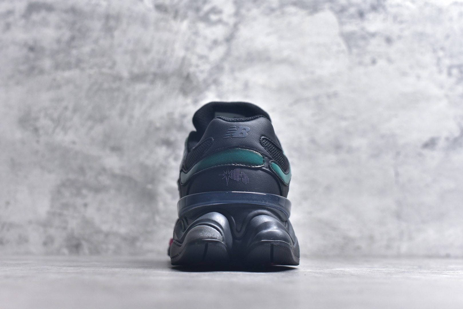 图片[5]-#新百伦New Balance NB9060 黑墨绿 U9060ML 全套原楦原纸板原厂数据开发 进口三明治网面 原装进口翻毛皮料正确绒感卡色 正确中底拉帮中底网布细节 原厂标裁 带紫光防伪 定制后跟透明水晶模块 冲裁组合 大底贴合程度胶水上色把控完美 整洁度挑战全网艺术家 多道序QC把关品质完善 匠心打造 耗时两个月开发完成 工艺极其复杂难度可想而知 新开独立私模大底 全网唯一正确六层组合大底 高端零售专供产物 尺码：36 37 37.5 38 38.5 39 40 40.5 41 42 42.5 43 44 45 45.5 46.5-选品中心