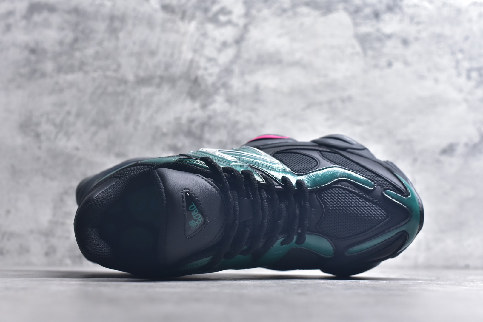 图片[4]-#新百伦New Balance NB9060 黑墨绿 U9060ML 全套原楦原纸板原厂数据开发 进口三明治网面 原装进口翻毛皮料正确绒感卡色 正确中底拉帮中底网布细节 原厂标裁 带紫光防伪 定制后跟透明水晶模块 冲裁组合 大底贴合程度胶水上色把控完美 整洁度挑战全网艺术家 多道序QC把关品质完善 匠心打造 耗时两个月开发完成 工艺极其复杂难度可想而知 新开独立私模大底 全网唯一正确六层组合大底 高端零售专供产物 尺码：36 37 37.5 38 38.5 39 40 40.5 41 42 42.5 43 44 45 45.5 46.5-选品中心