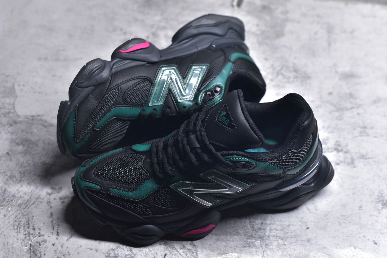 图片[7]-#新百伦New Balance NB9060 黑墨绿 U9060ML 全套原楦原纸板原厂数据开发 进口三明治网面 原装进口翻毛皮料正确绒感卡色 正确中底拉帮中底网布细节 原厂标裁 带紫光防伪 定制后跟透明水晶模块 冲裁组合 大底贴合程度胶水上色把控完美 整洁度挑战全网艺术家 多道序QC把关品质完善 匠心打造 耗时两个月开发完成 工艺极其复杂难度可想而知 新开独立私模大底 全网唯一正确六层组合大底 高端零售专供产物 尺码：36 37 37.5 38 38.5 39 40 40.5 41 42 42.5 43 44 45 45.5 46.5-选品中心