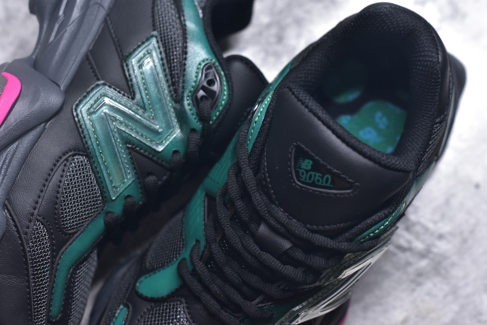 图片[9]-#新百伦New Balance NB9060 黑墨绿 U9060ML 全套原楦原纸板原厂数据开发 进口三明治网面 原装进口翻毛皮料正确绒感卡色 正确中底拉帮中底网布细节 原厂标裁 带紫光防伪 定制后跟透明水晶模块 冲裁组合 大底贴合程度胶水上色把控完美 整洁度挑战全网艺术家 多道序QC把关品质完善 匠心打造 耗时两个月开发完成 工艺极其复杂难度可想而知 新开独立私模大底 全网唯一正确六层组合大底 高端零售专供产物 尺码：36 37 37.5 38 38.5 39 40 40.5 41 42 42.5 43 44 45 45.5 46.5-选品中心