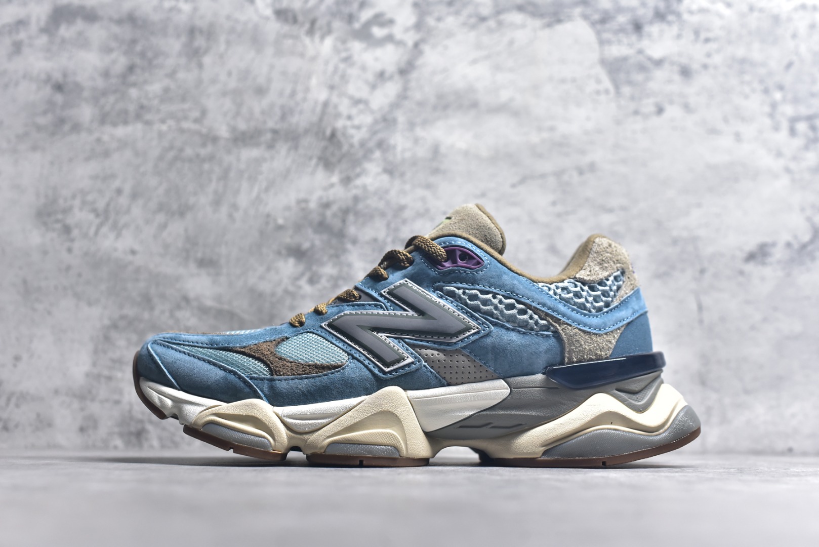 #新百伦New Balance NB9060 浅蓝灰 U9060BD1 全套原楦原纸板原厂数据开发 进口三明治网面 原装进口翻毛皮料正确绒感卡色 正确中底拉帮中底网布细节 原厂标裁 带紫光防伪 定制后跟透明水晶模块 冲裁组合 大底贴合程度胶水上色把控完美 整洁度挑战全网艺术家 多道序QC把关品质完善 匠心打造 耗时两个月开发完成 工艺极其复杂难度可想而知 新开独立私模大底 全网唯一正确六层组合大底 高端零售专供产物 尺码：36 37 37.5 38 38.5 39 40 40.5 41 42 42.5 43 44 45 45.5 46.5-选品中心