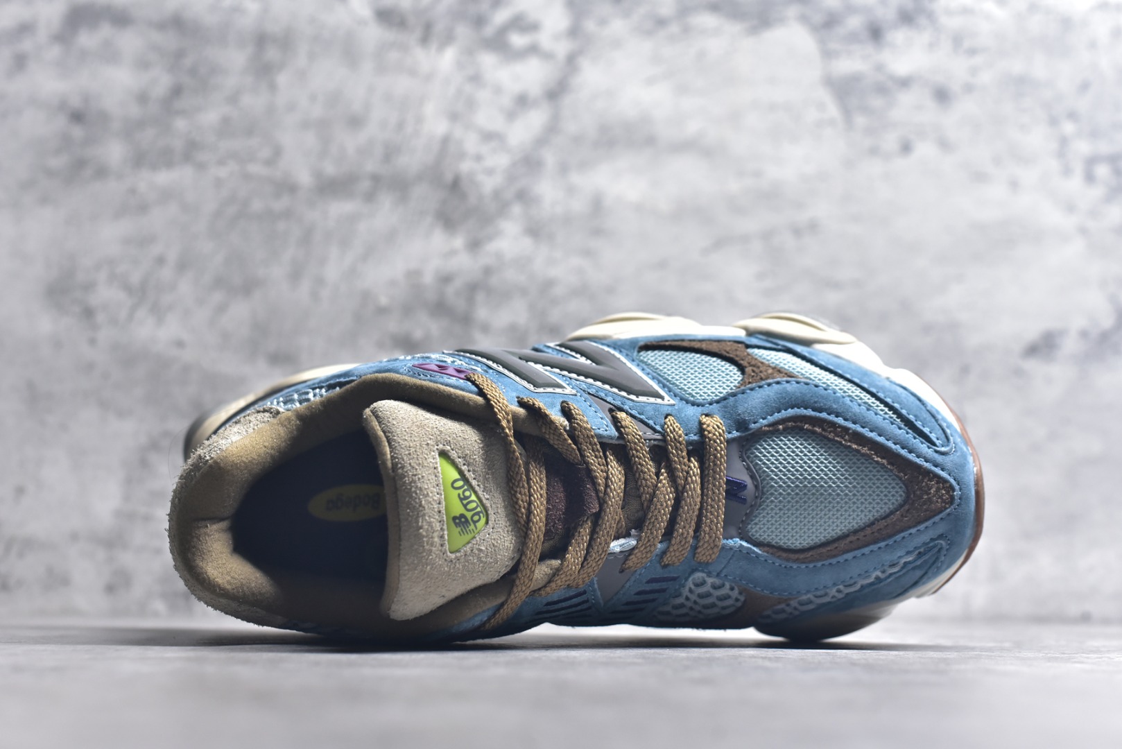 图片[4]-#新百伦New Balance NB9060 浅蓝灰 U9060BD1 全套原楦原纸板原厂数据开发 进口三明治网面 原装进口翻毛皮料正确绒感卡色 正确中底拉帮中底网布细节 原厂标裁 带紫光防伪 定制后跟透明水晶模块 冲裁组合 大底贴合程度胶水上色把控完美 整洁度挑战全网艺术家 多道序QC把关品质完善 匠心打造 耗时两个月开发完成 工艺极其复杂难度可想而知 新开独立私模大底 全网唯一正确六层组合大底 高端零售专供产物 尺码：36 37 37.5 38 38.5 39 40 40.5 41 42 42.5 43 44 45 45.5 46.5-选品中心