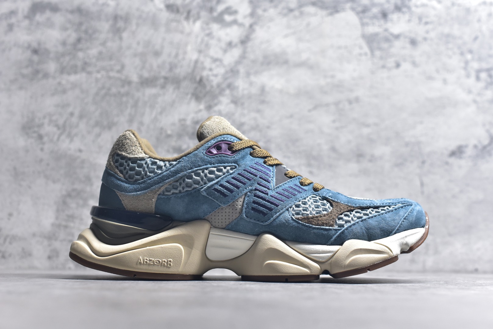 图片[3]-#新百伦New Balance NB9060 浅蓝灰 U9060BD1 全套原楦原纸板原厂数据开发 进口三明治网面 原装进口翻毛皮料正确绒感卡色 正确中底拉帮中底网布细节 原厂标裁 带紫光防伪 定制后跟透明水晶模块 冲裁组合 大底贴合程度胶水上色把控完美 整洁度挑战全网艺术家 多道序QC把关品质完善 匠心打造 耗时两个月开发完成 工艺极其复杂难度可想而知 新开独立私模大底 全网唯一正确六层组合大底 高端零售专供产物 尺码：36 37 37.5 38 38.5 39 40 40.5 41 42 42.5 43 44 45 45.5 46.5-选品中心