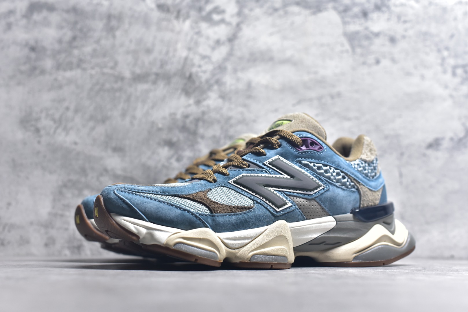 图片[2]-#新百伦New Balance NB9060 浅蓝灰 U9060BD1 全套原楦原纸板原厂数据开发 进口三明治网面 原装进口翻毛皮料正确绒感卡色 正确中底拉帮中底网布细节 原厂标裁 带紫光防伪 定制后跟透明水晶模块 冲裁组合 大底贴合程度胶水上色把控完美 整洁度挑战全网艺术家 多道序QC把关品质完善 匠心打造 耗时两个月开发完成 工艺极其复杂难度可想而知 新开独立私模大底 全网唯一正确六层组合大底 高端零售专供产物 尺码：36 37 37.5 38 38.5 39 40 40.5 41 42 42.5 43 44 45 45.5 46.5-选品中心