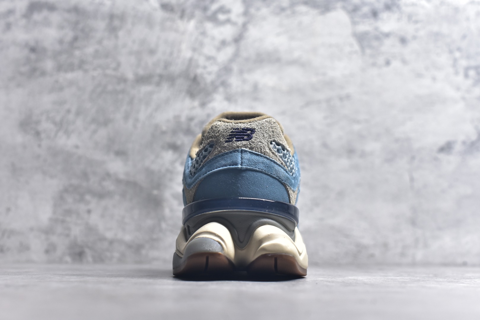 图片[5]-#新百伦New Balance NB9060 浅蓝灰 U9060BD1 全套原楦原纸板原厂数据开发 进口三明治网面 原装进口翻毛皮料正确绒感卡色 正确中底拉帮中底网布细节 原厂标裁 带紫光防伪 定制后跟透明水晶模块 冲裁组合 大底贴合程度胶水上色把控完美 整洁度挑战全网艺术家 多道序QC把关品质完善 匠心打造 耗时两个月开发完成 工艺极其复杂难度可想而知 新开独立私模大底 全网唯一正确六层组合大底 高端零售专供产物 尺码：36 37 37.5 38 38.5 39 40 40.5 41 42 42.5 43 44 45 45.5 46.5-选品中心