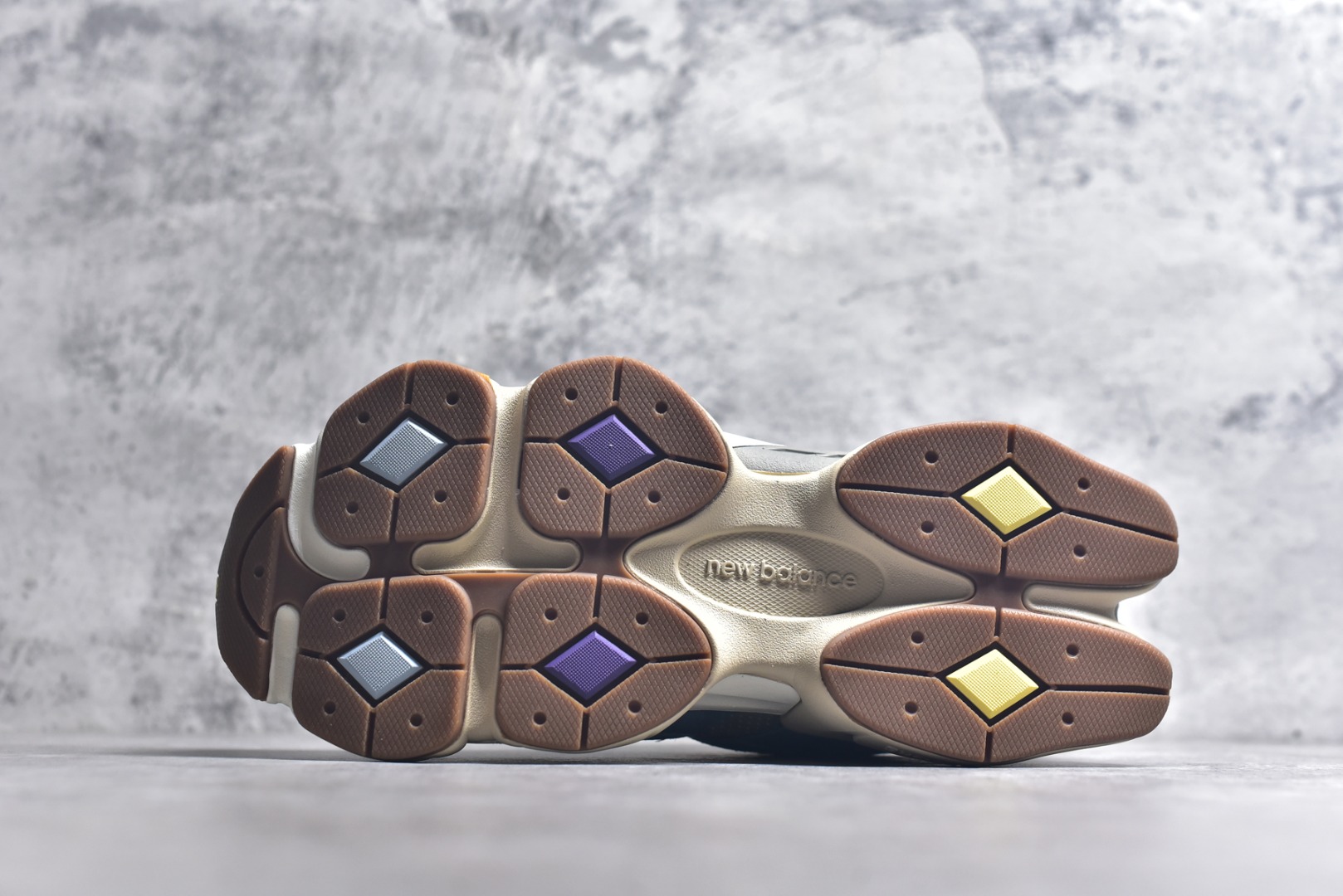 图片[6]-#新百伦New Balance NB9060 浅蓝灰 U9060BD1 全套原楦原纸板原厂数据开发 进口三明治网面 原装进口翻毛皮料正确绒感卡色 正确中底拉帮中底网布细节 原厂标裁 带紫光防伪 定制后跟透明水晶模块 冲裁组合 大底贴合程度胶水上色把控完美 整洁度挑战全网艺术家 多道序QC把关品质完善 匠心打造 耗时两个月开发完成 工艺极其复杂难度可想而知 新开独立私模大底 全网唯一正确六层组合大底 高端零售专供产物 尺码：36 37 37.5 38 38.5 39 40 40.5 41 42 42.5 43 44 45 45.5 46.5-选品中心