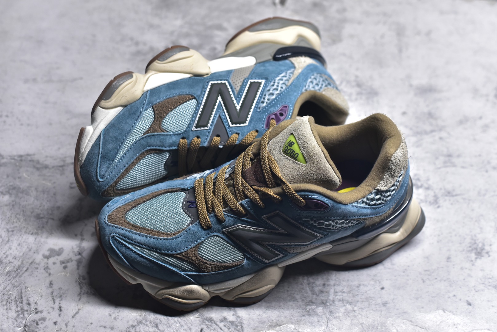 图片[7]-#新百伦New Balance NB9060 浅蓝灰 U9060BD1 全套原楦原纸板原厂数据开发 进口三明治网面 原装进口翻毛皮料正确绒感卡色 正确中底拉帮中底网布细节 原厂标裁 带紫光防伪 定制后跟透明水晶模块 冲裁组合 大底贴合程度胶水上色把控完美 整洁度挑战全网艺术家 多道序QC把关品质完善 匠心打造 耗时两个月开发完成 工艺极其复杂难度可想而知 新开独立私模大底 全网唯一正确六层组合大底 高端零售专供产物 尺码：36 37 37.5 38 38.5 39 40 40.5 41 42 42.5 43 44 45 45.5 46.5-选品中心