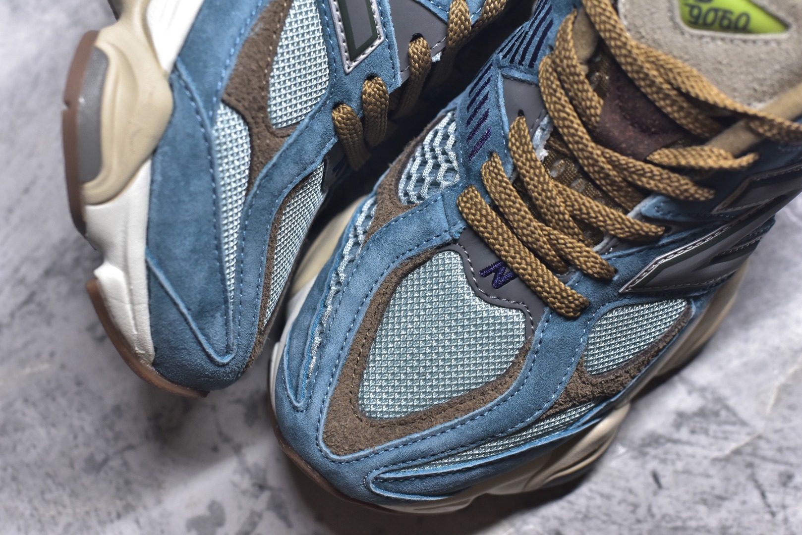 图片[8]-#新百伦New Balance NB9060 浅蓝灰 U9060BD1 全套原楦原纸板原厂数据开发 进口三明治网面 原装进口翻毛皮料正确绒感卡色 正确中底拉帮中底网布细节 原厂标裁 带紫光防伪 定制后跟透明水晶模块 冲裁组合 大底贴合程度胶水上色把控完美 整洁度挑战全网艺术家 多道序QC把关品质完善 匠心打造 耗时两个月开发完成 工艺极其复杂难度可想而知 新开独立私模大底 全网唯一正确六层组合大底 高端零售专供产物 尺码：36 37 37.5 38 38.5 39 40 40.5 41 42 42.5 43 44 45 45.5 46.5-选品中心