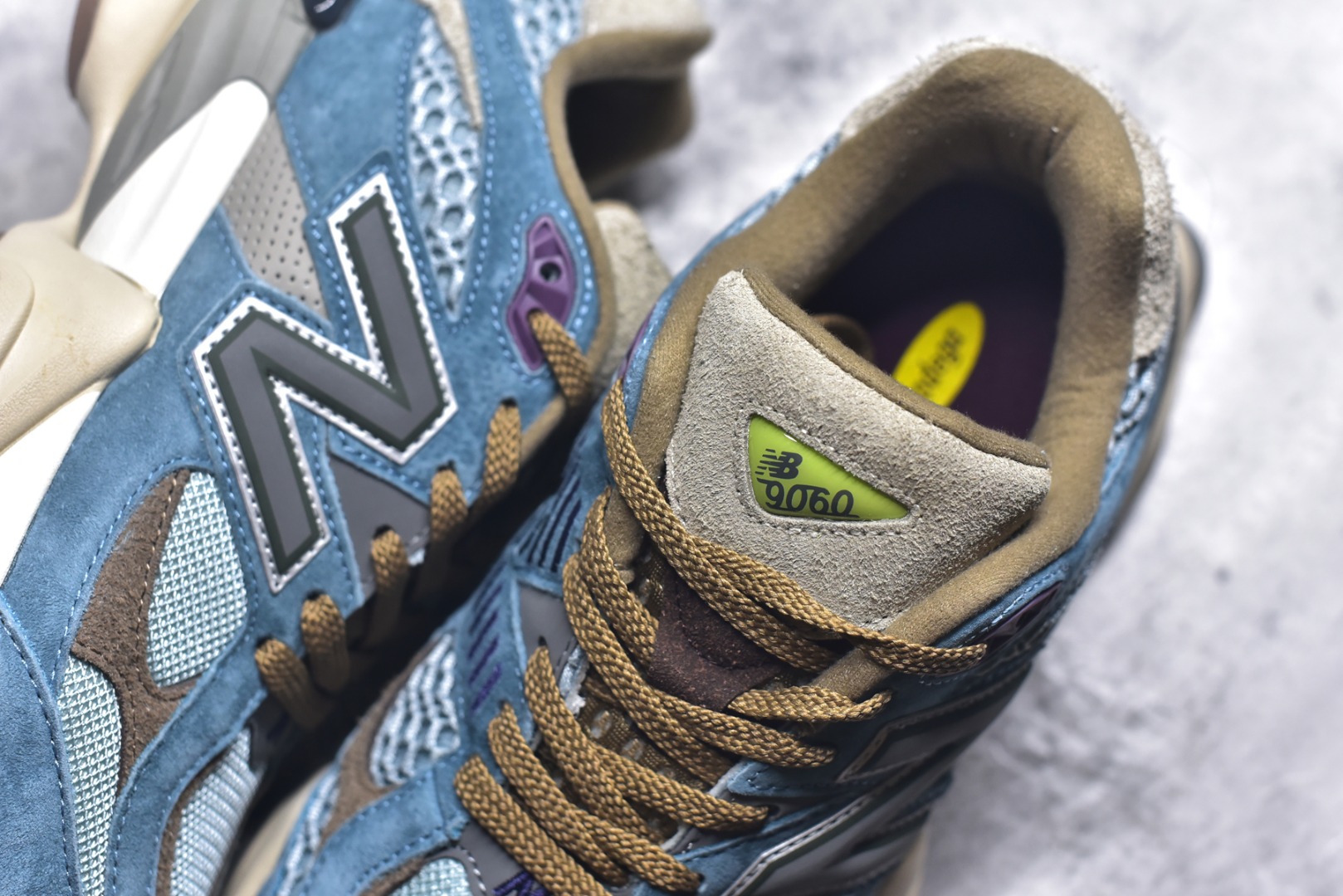 图片[9]-#新百伦New Balance NB9060 浅蓝灰 U9060BD1 全套原楦原纸板原厂数据开发 进口三明治网面 原装进口翻毛皮料正确绒感卡色 正确中底拉帮中底网布细节 原厂标裁 带紫光防伪 定制后跟透明水晶模块 冲裁组合 大底贴合程度胶水上色把控完美 整洁度挑战全网艺术家 多道序QC把关品质完善 匠心打造 耗时两个月开发完成 工艺极其复杂难度可想而知 新开独立私模大底 全网唯一正确六层组合大底 高端零售专供产物 尺码：36 37 37.5 38 38.5 39 40 40.5 41 42 42.5 43 44 45 45.5 46.5-选品中心