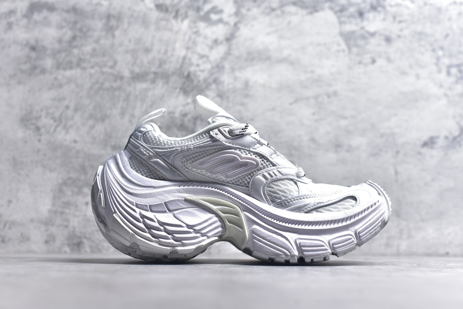 图片[3]-#Balenciaga CARGO Sneaker 巴黎世家十一代圆头系带 舒适百搭低帮生活休闲鞋老爹鞋 全套原纸板楦头开发 最原汁原味的灵魂版型 原盒原配 正确字体电绣 粗细、位置、大小正确 侧边TPU 透气孔匹配意产原版 正确分离大底 TPU软底 原版一致大底LOGO 立体感十足 原厂皮料水洗做旧 标志性 Sporty B Logo 置于鞋面中间 再加上明显提高的中底厚度 你也不用害怕与3XL难以分辨 货号：815853 W2MV2 90001633 尺码：35 36 37 38 39 40 41 42 43 44 45 46-选品中心