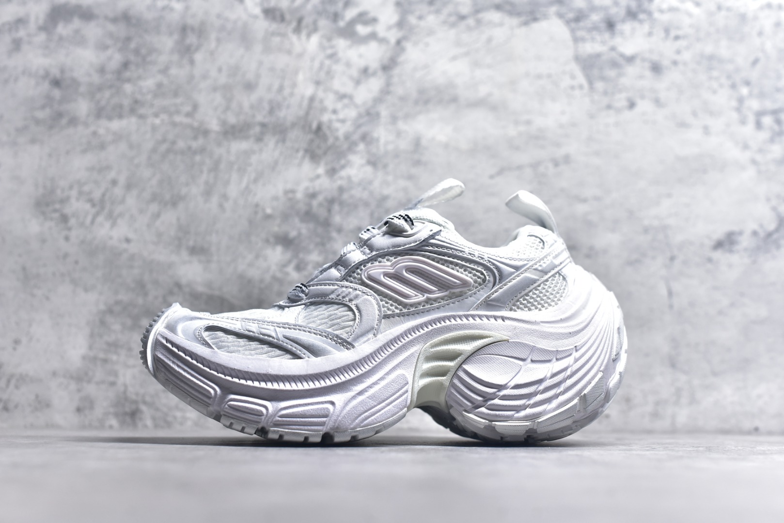 #Balenciaga CARGO Sneaker 巴黎世家十一代圆头系带 舒适百搭低帮生活休闲鞋老爹鞋 全套原纸板楦头开发 最原汁原味的灵魂版型 原盒原配 正确字体电绣 粗细、位置、大小正确 侧边TPU 透气孔匹配意产原版 正确分离大底 TPU软底 原版一致大底LOGO 立体感十足 原厂皮料水洗做旧 标志性 Sporty B Logo 置于鞋面中间 再加上明显提高的中底厚度 你也不用害怕与3XL难以分辨 货号：815853 W2MV2 90001633 尺码：35 36 37 38 39 40 41 42 43 44 45 46-选品中心