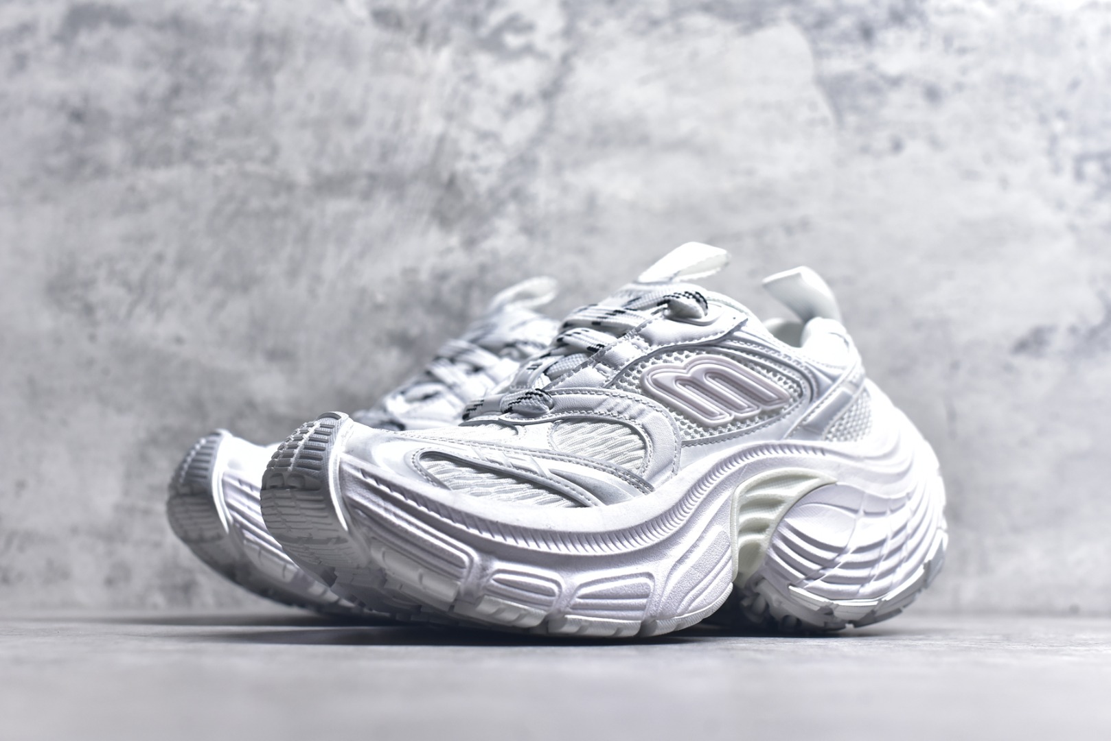 图片[2]-#Balenciaga CARGO Sneaker 巴黎世家十一代圆头系带 舒适百搭低帮生活休闲鞋老爹鞋 全套原纸板楦头开发 最原汁原味的灵魂版型 原盒原配 正确字体电绣 粗细、位置、大小正确 侧边TPU 透气孔匹配意产原版 正确分离大底 TPU软底 原版一致大底LOGO 立体感十足 原厂皮料水洗做旧 标志性 Sporty B Logo 置于鞋面中间 再加上明显提高的中底厚度 你也不用害怕与3XL难以分辨 货号：815853 W2MV2 90001633 尺码：35 36 37 38 39 40 41 42 43 44 45 46-选品中心