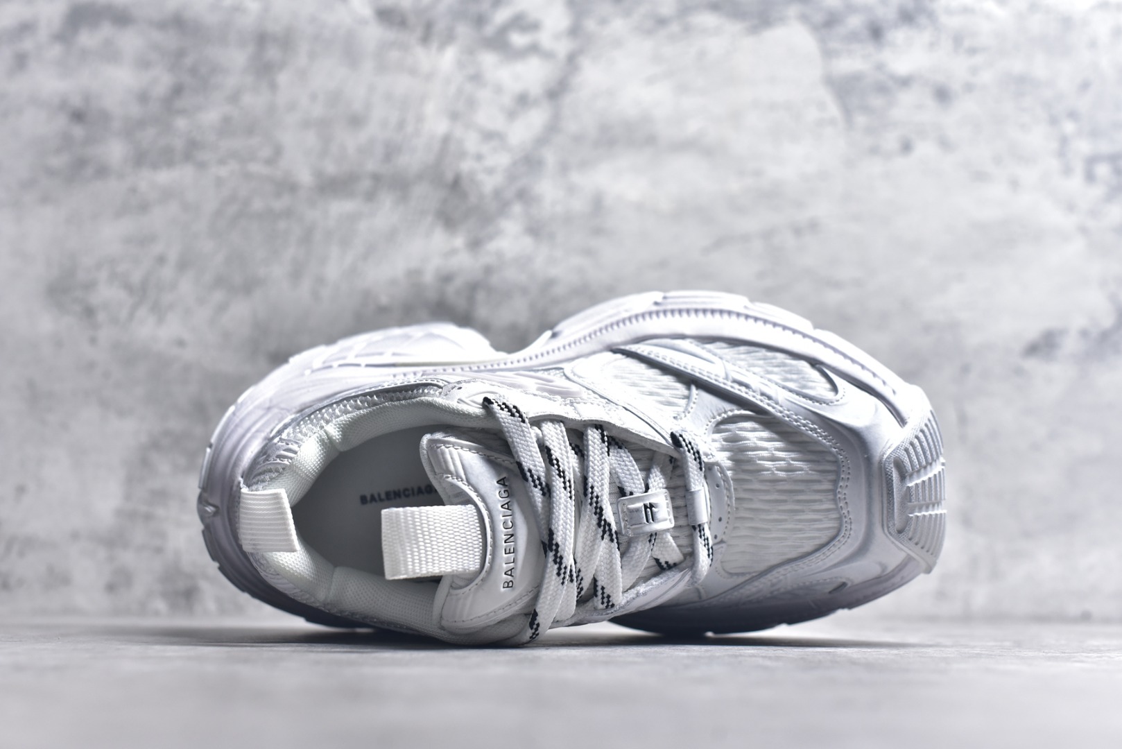 图片[4]-#Balenciaga CARGO Sneaker 巴黎世家十一代圆头系带 舒适百搭低帮生活休闲鞋老爹鞋 全套原纸板楦头开发 最原汁原味的灵魂版型 原盒原配 正确字体电绣 粗细、位置、大小正确 侧边TPU 透气孔匹配意产原版 正确分离大底 TPU软底 原版一致大底LOGO 立体感十足 原厂皮料水洗做旧 标志性 Sporty B Logo 置于鞋面中间 再加上明显提高的中底厚度 你也不用害怕与3XL难以分辨 货号：815853 W2MV2 90001633 尺码：35 36 37 38 39 40 41 42 43 44 45 46-选品中心