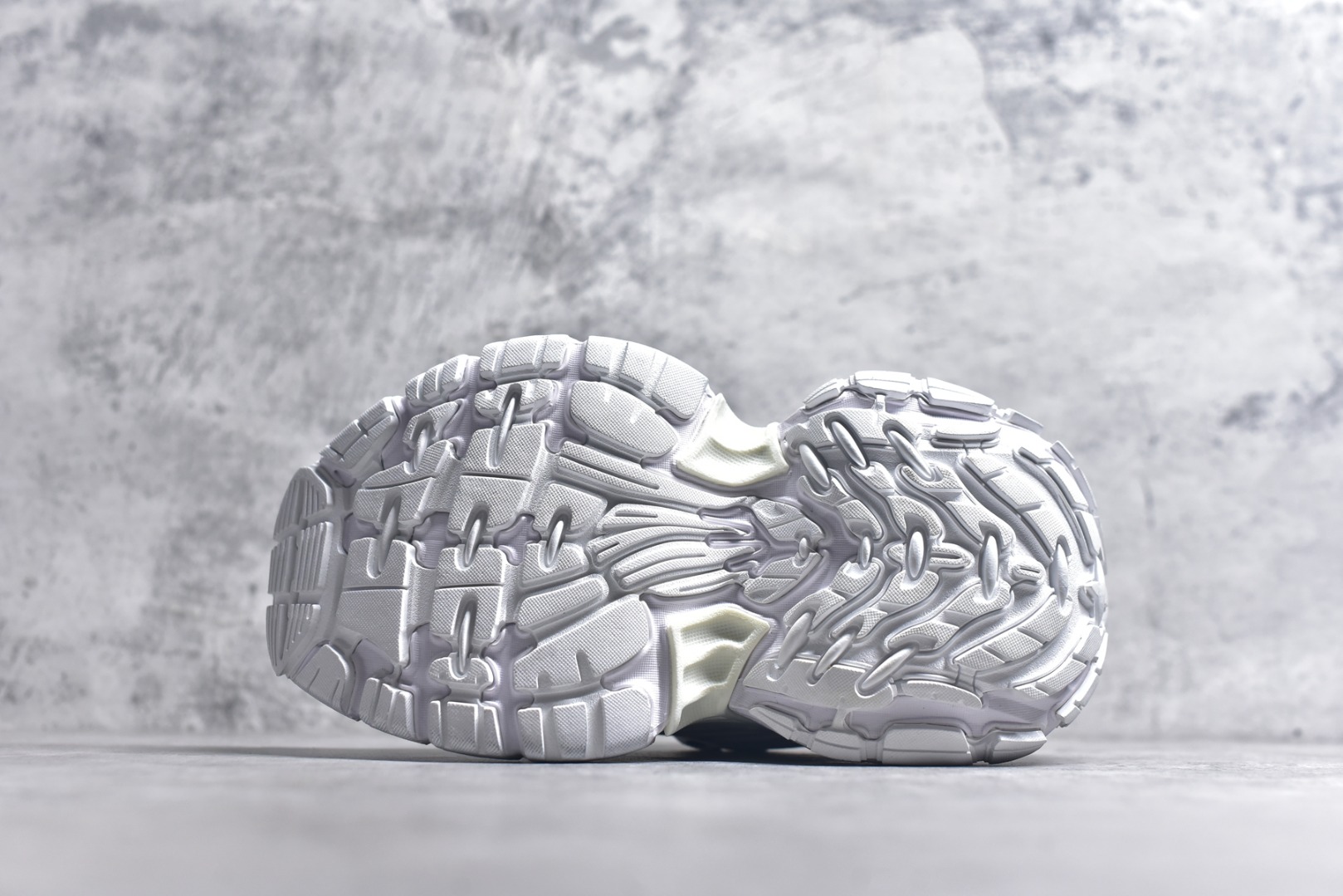 图片[6]-#Balenciaga CARGO Sneaker 巴黎世家十一代圆头系带 舒适百搭低帮生活休闲鞋老爹鞋 全套原纸板楦头开发 最原汁原味的灵魂版型 原盒原配 正确字体电绣 粗细、位置、大小正确 侧边TPU 透气孔匹配意产原版 正确分离大底 TPU软底 原版一致大底LOGO 立体感十足 原厂皮料水洗做旧 标志性 Sporty B Logo 置于鞋面中间 再加上明显提高的中底厚度 你也不用害怕与3XL难以分辨 货号：815853 W2MV2 90001633 尺码：35 36 37 38 39 40 41 42 43 44 45 46-选品中心
