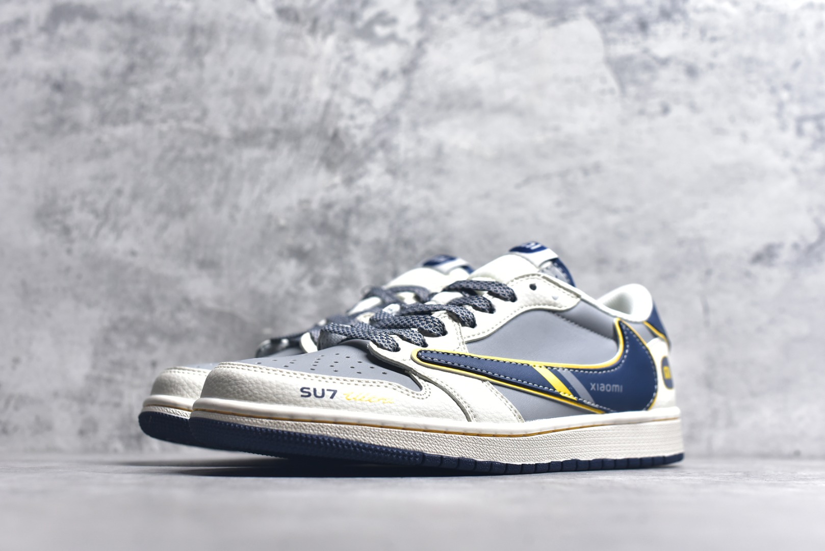 图片[2]-#Travis Scott x Fragment Design x Air Jordan 1 Low OG SP AJ1 乔1 小米联名 流星蓝 低帮文化休闲板鞋 XX3168-212 #多方联名合作融合了Travis Scott 独特的音乐风格，藤原浩个性的设计风格以及Jordan品牌的经典元素 使其成为一双具有独特身份和价值的鞋子 清新而立体的外观加上联名标识更突出了其独特身份 这种配色方案显示出活力和时尚感 在视觉上引人注目 鞋身的质感和细腻的细节处理使其显得高端而格调十足 这款“倒钩”联名是设计与创意完美结合 融合多方的个性风格是一款备受瞩目的潮流鞋款 尺码：36 36.5 37.5 38 38.5 39 40 40.5 41 42 42.5 43 44 44.5 45 9.E5-选品中心